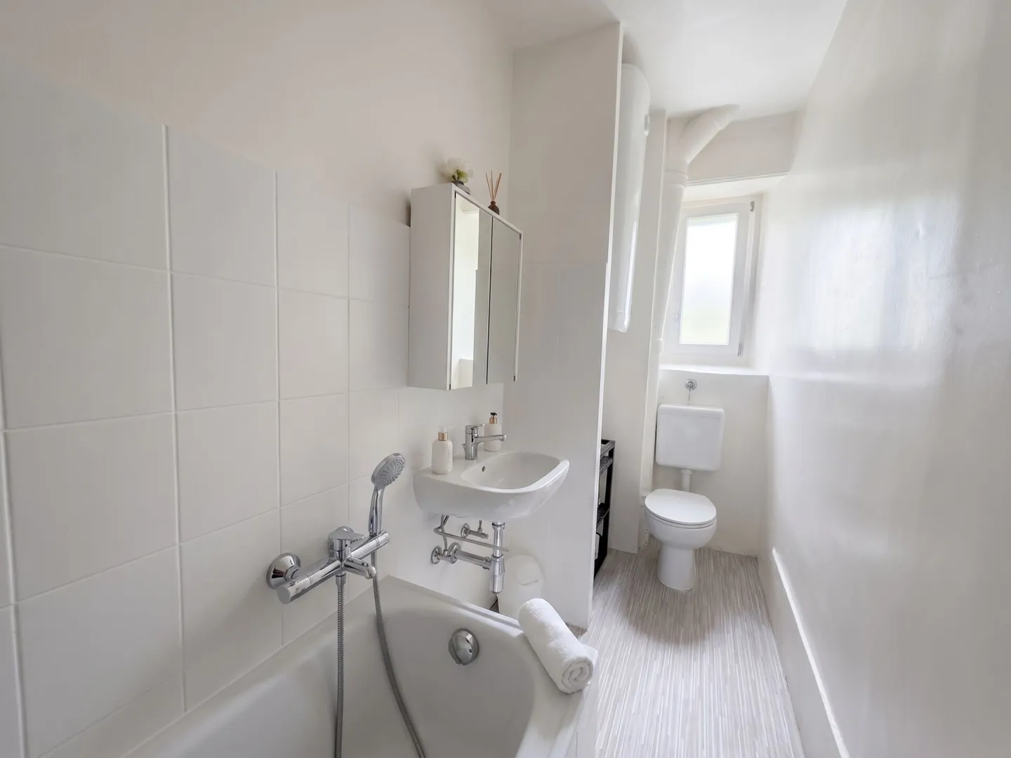 Charmante 3,5-Zimmer-Wohnung in Locle - Ideal für Wohnen oder Mietinvestition / schlüsselfertiges Airbnb - Foto 5 von 6