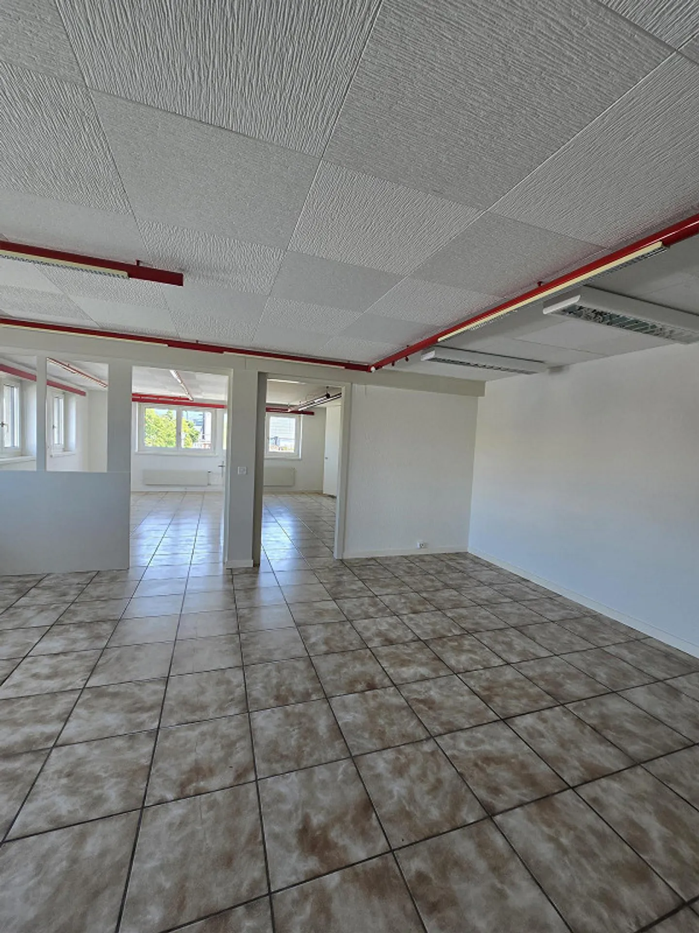 Attractive and spacious commercial space in the best location in Aesch - Photo 1 of 6