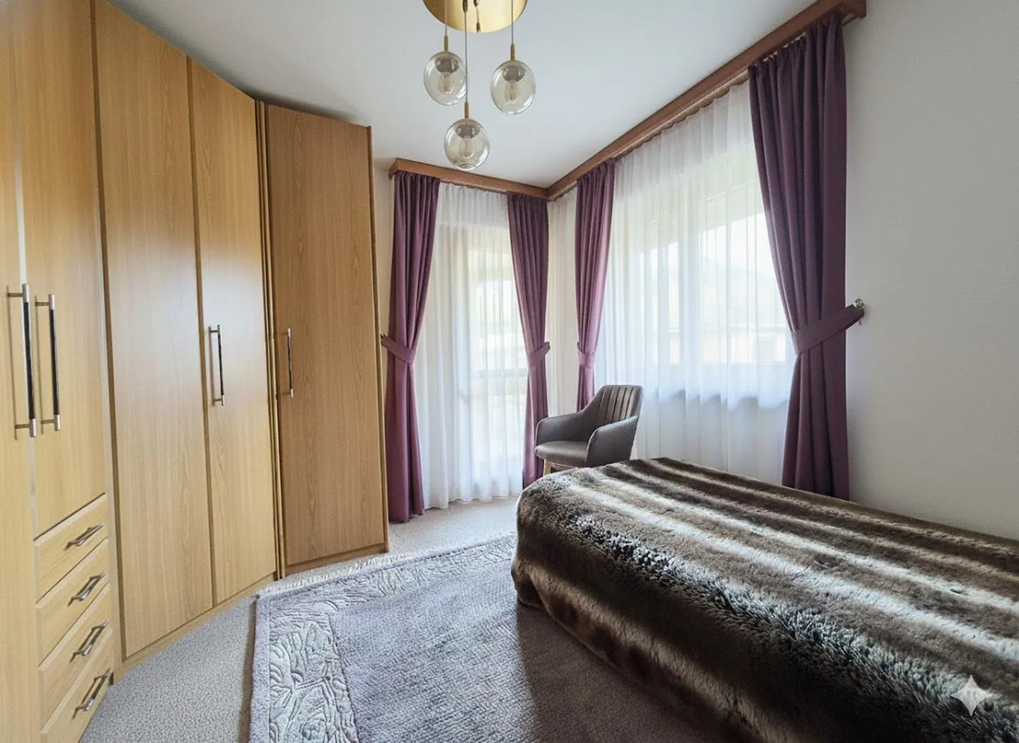 Posizione centrale: tranquilla e luminosa nel centro di Brig, molto vicino alla stazione - Foto 8 di 11