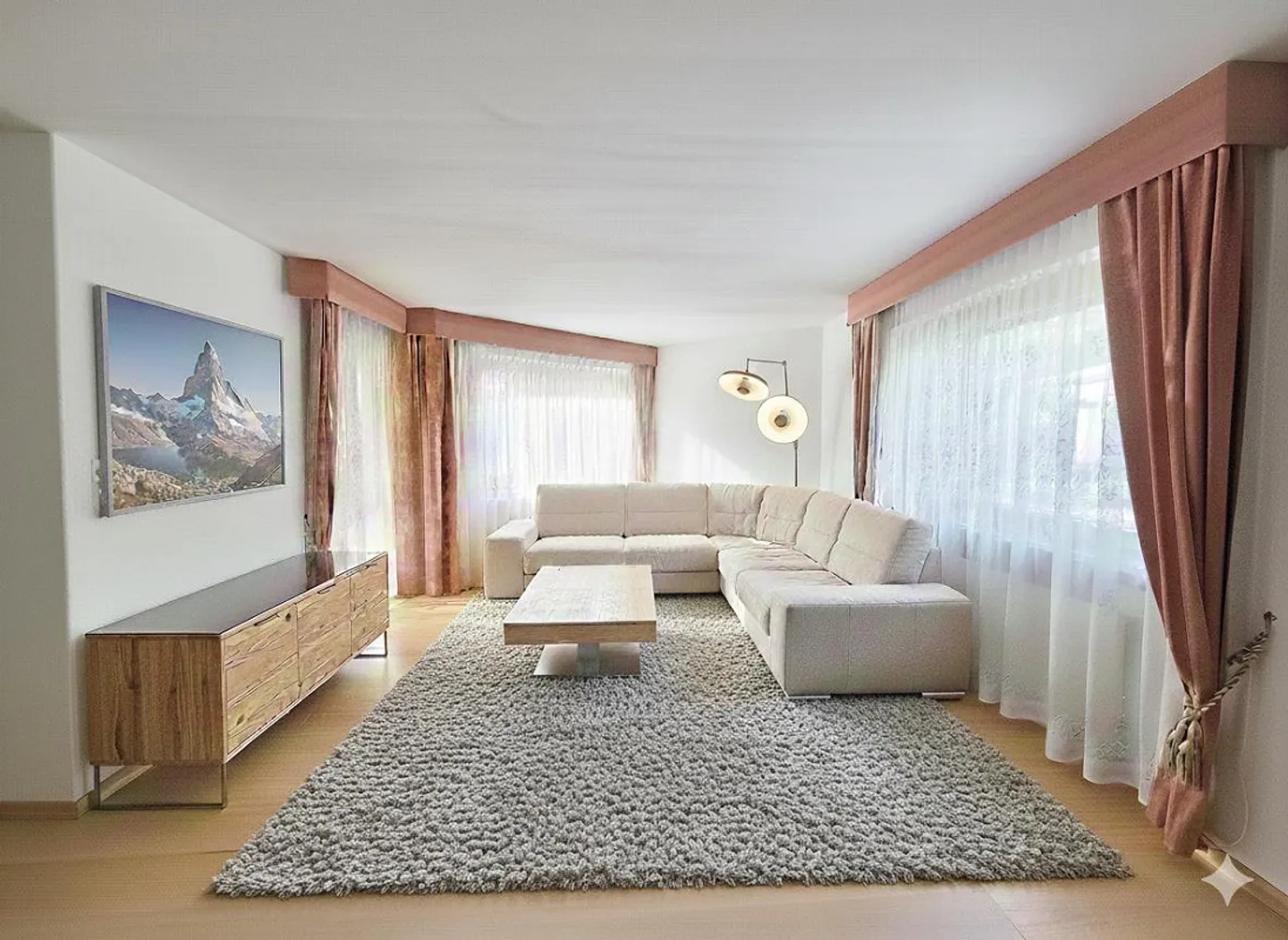 Posizione centrale: tranquilla e luminosa nel centro di Brig, molto vicino alla stazione - Foto 3 di 11