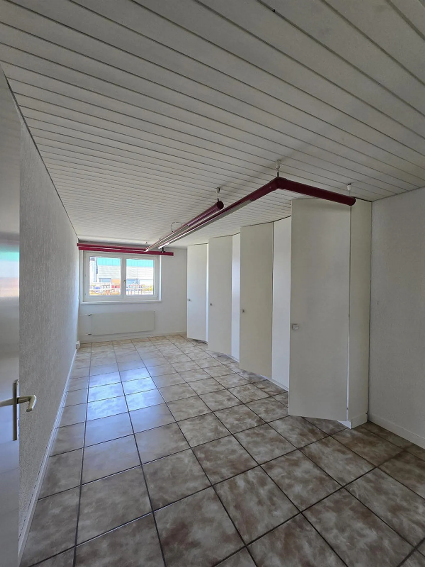 Attractive and spacious commercial space in the best location in Aesch - Photo 2 of 6