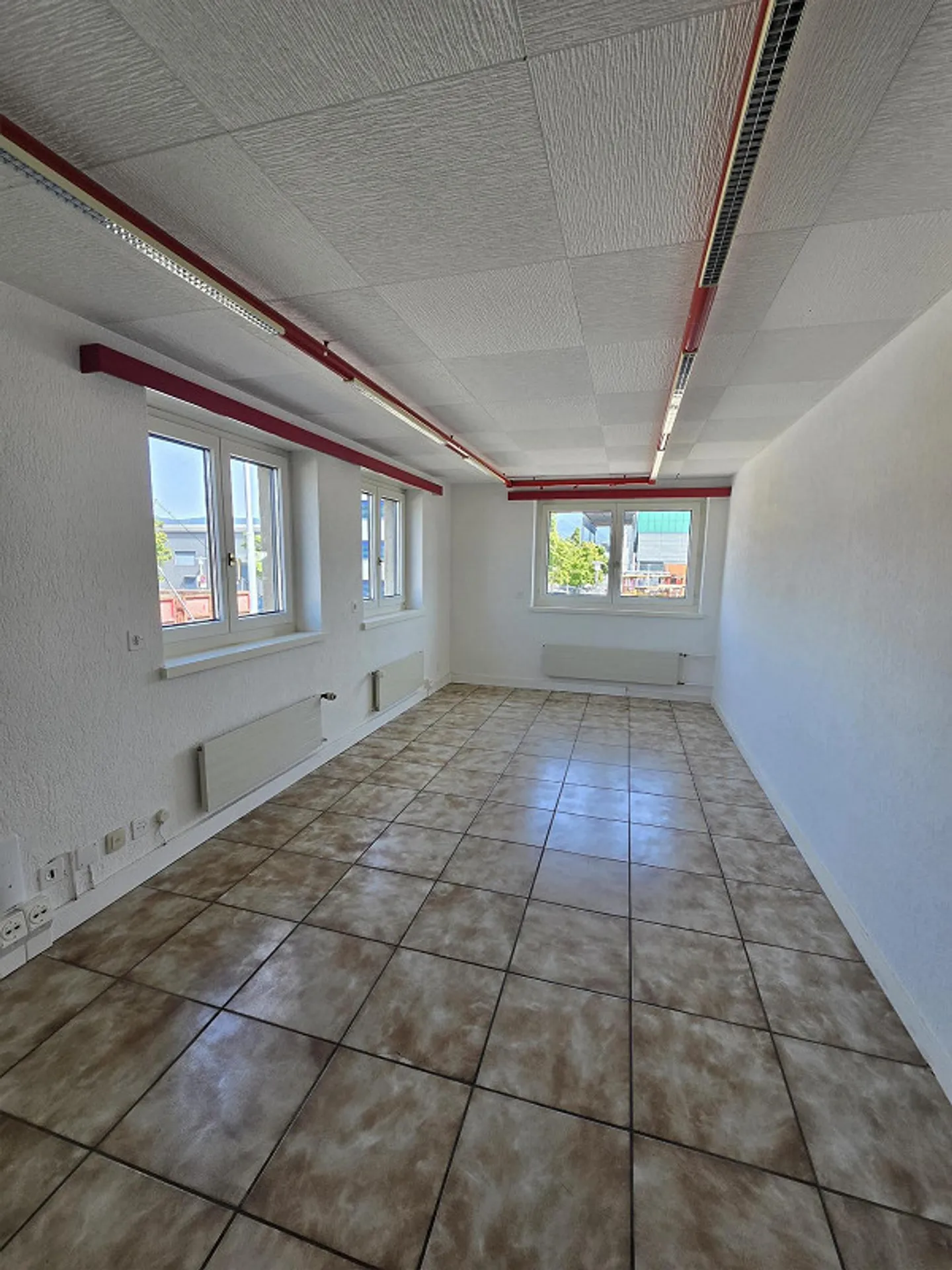 Attractive and spacious commercial space in the best location in Aesch - Photo 3 of 6