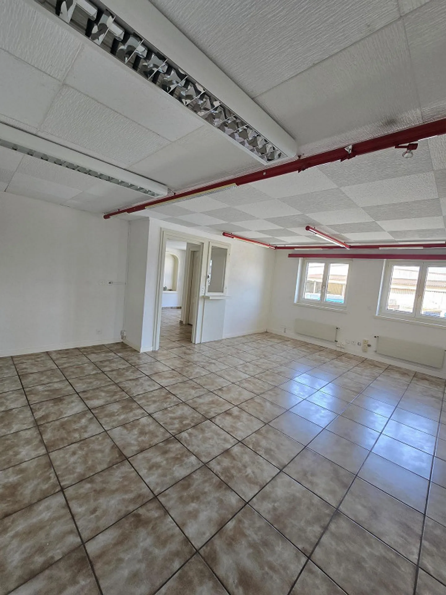 Attractive and spacious commercial space in the best location in Aesch - Photo 4 of 6