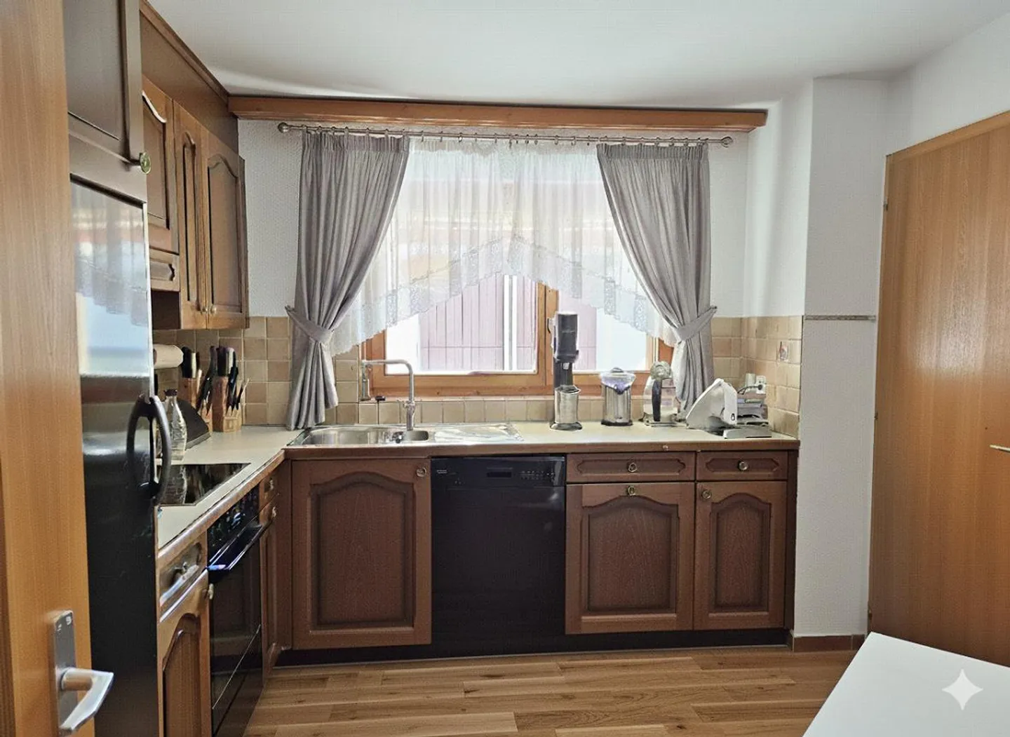 Posizione centrale: tranquilla e luminosa nel centro di Brig, molto vicino alla stazione - Foto 4 di 11