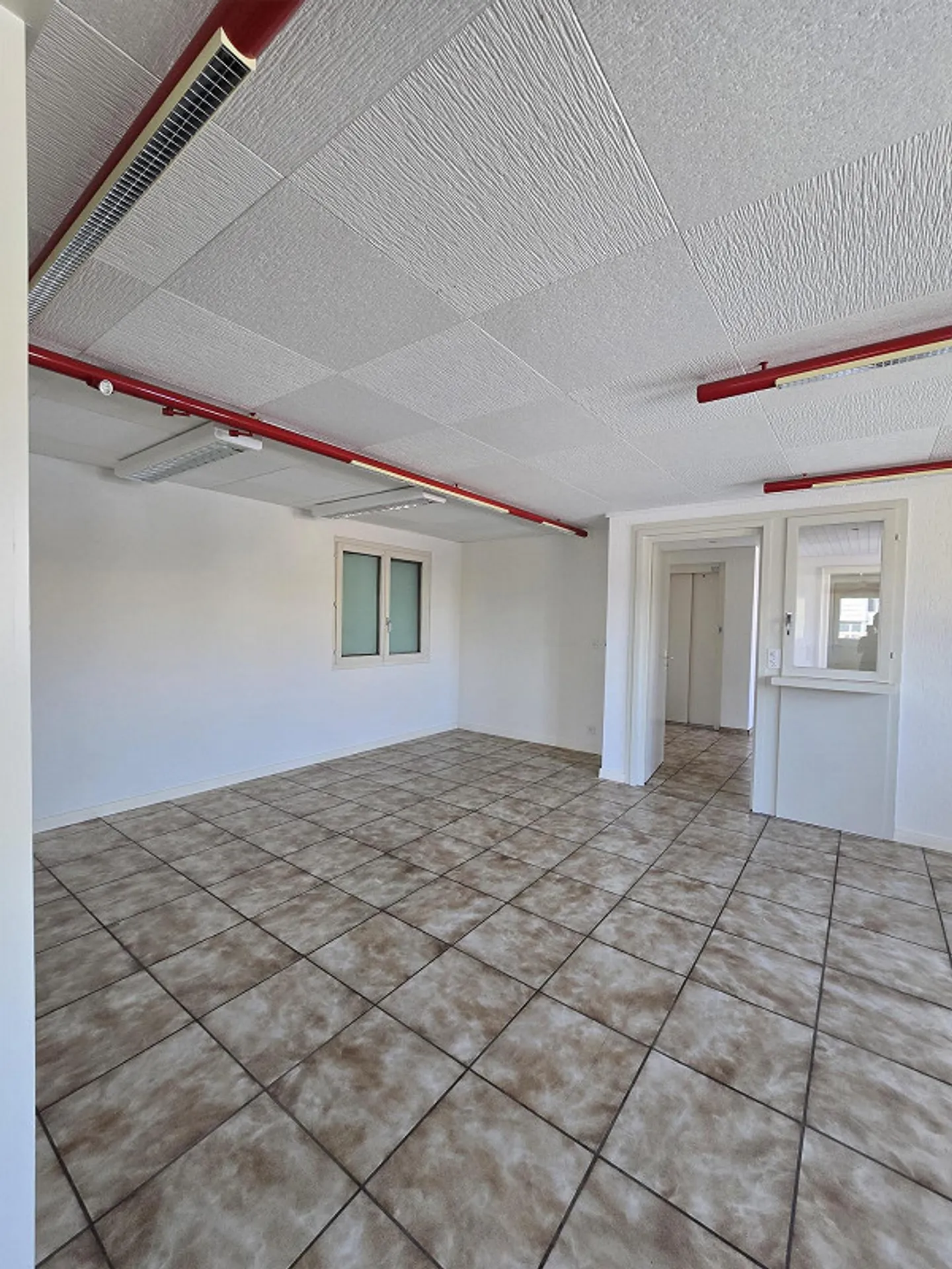 Attractive and spacious commercial space in the best location in Aesch - Photo 5 of 6
