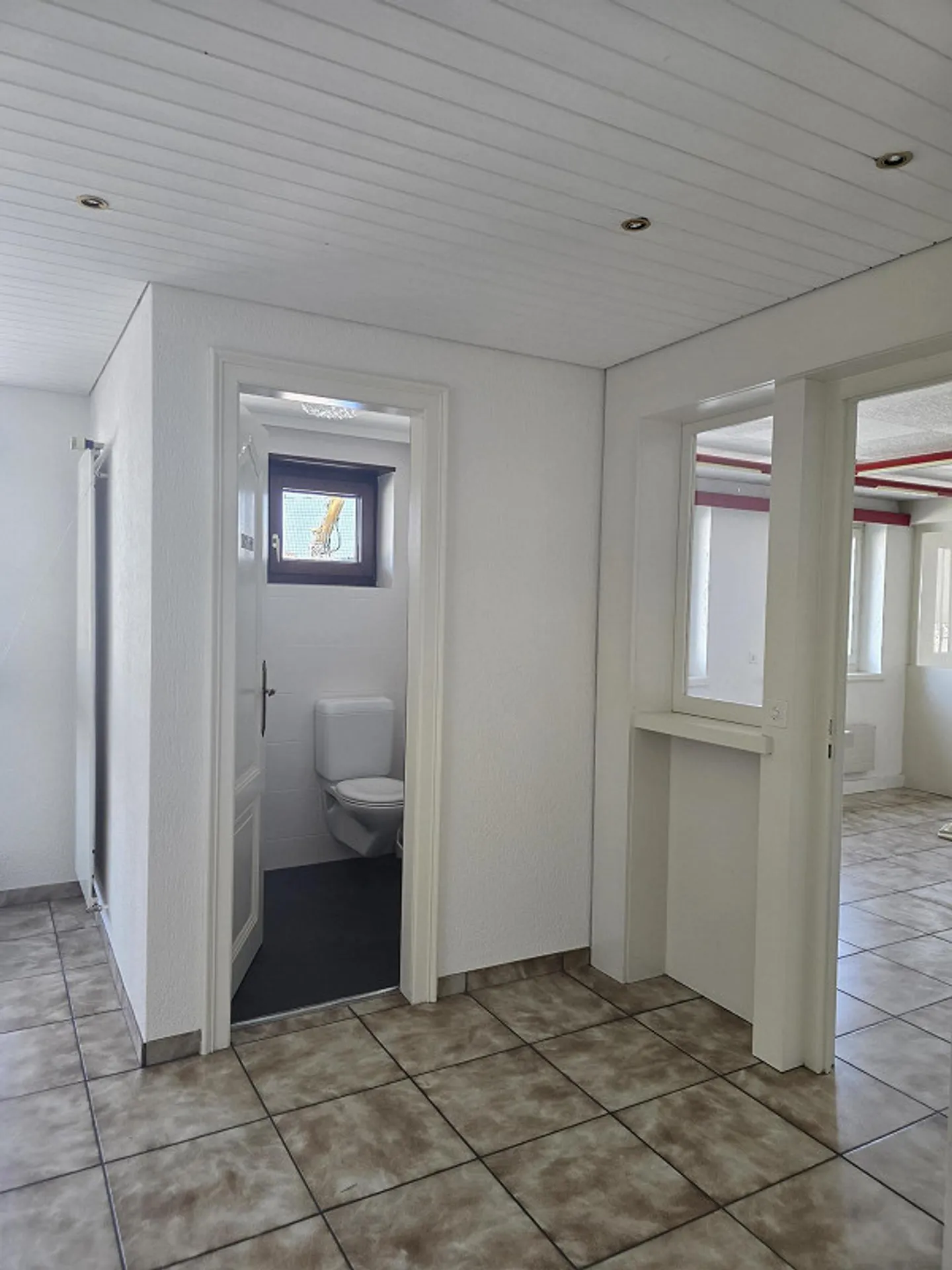 Attractive and spacious commercial space in the best location in Aesch - Photo 6 of 6