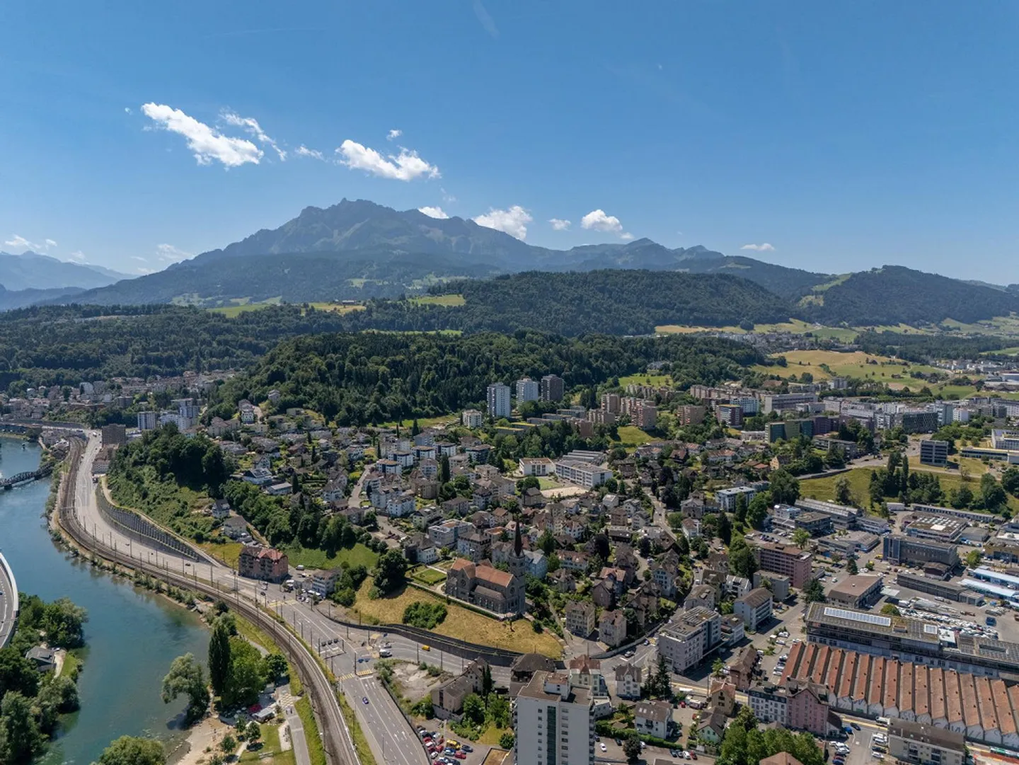 Élégance proche de la ville avec tranquillité de jardin - Photo 1 sur 4