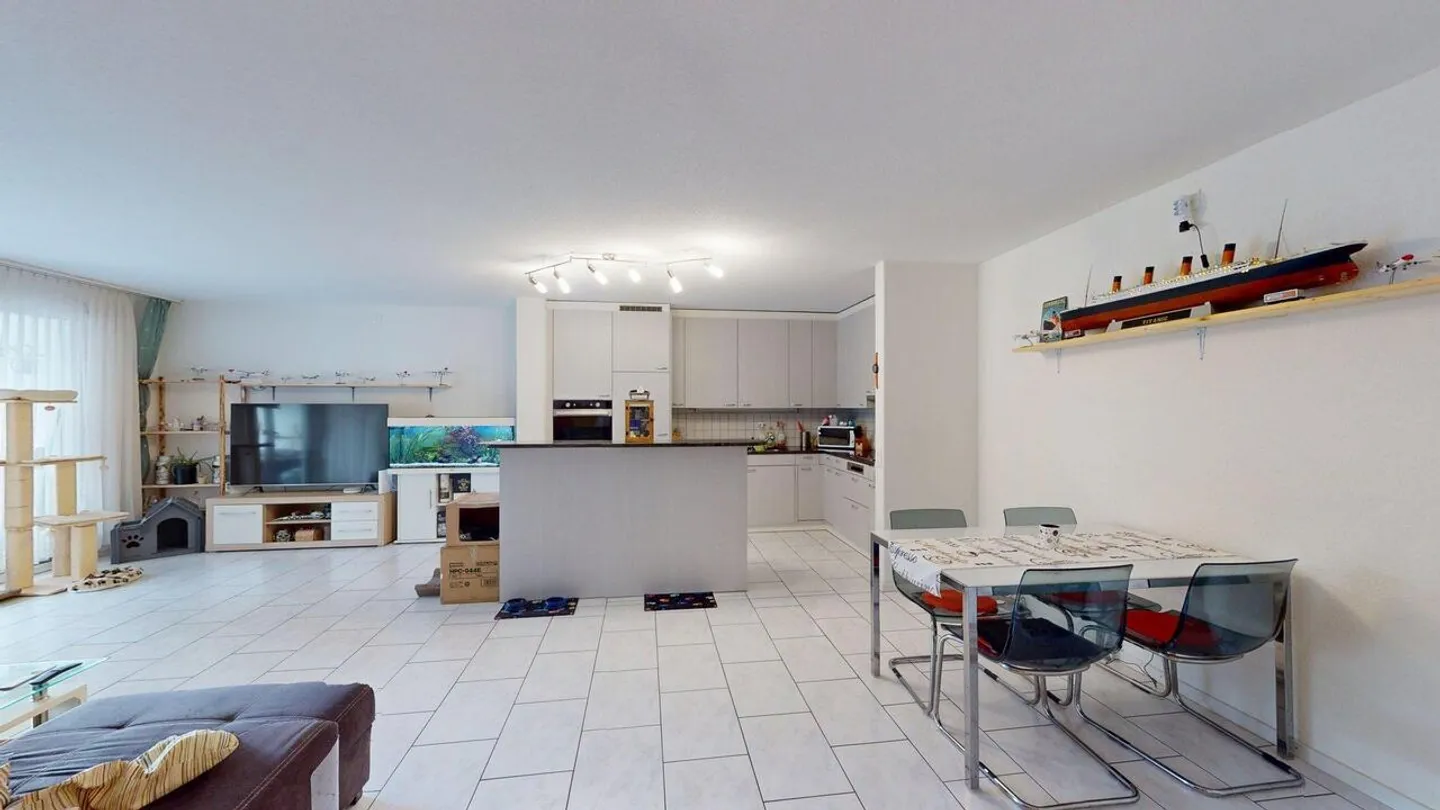 Charming Ground Floor Apartment - Photo 5 of 13