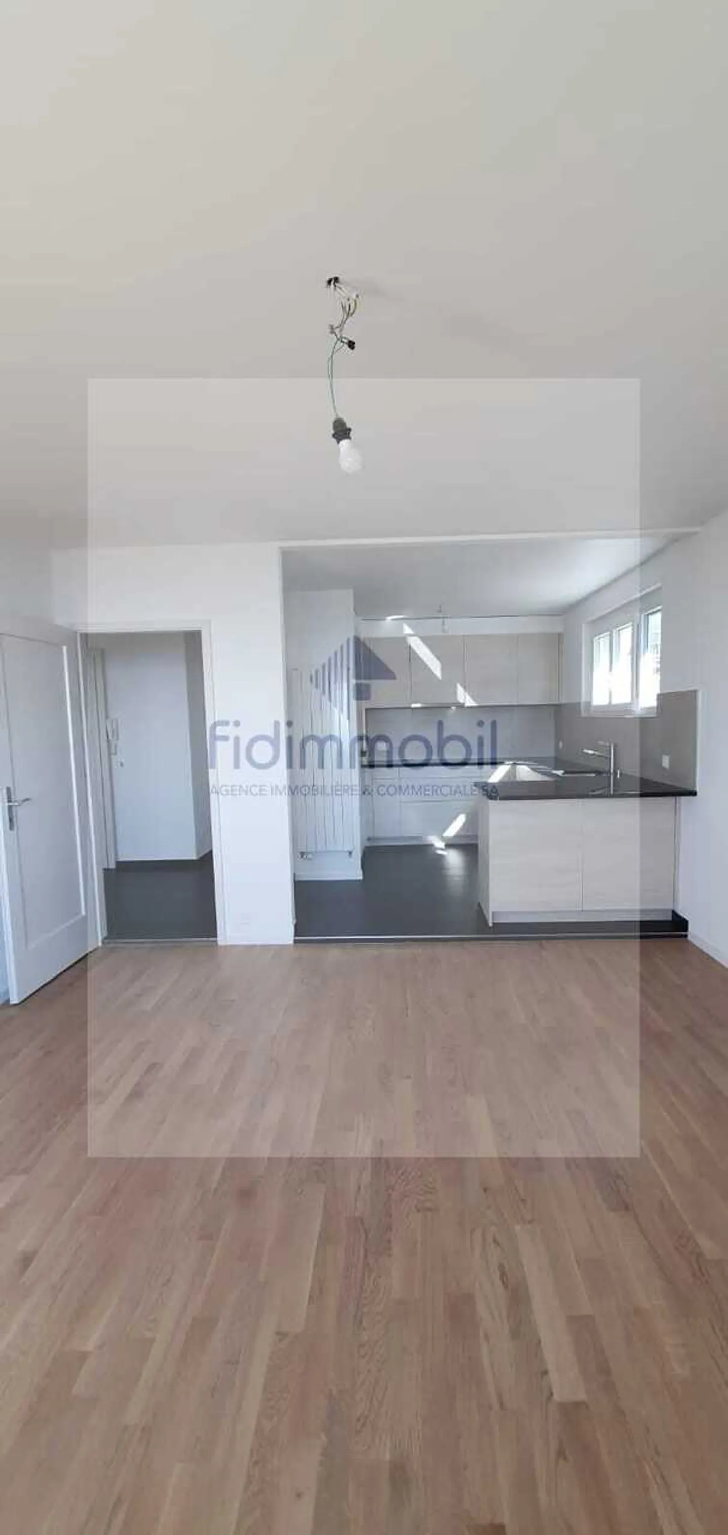 Spacious 5.5-room apartment with balcony and large garage - Photo 3 of 12