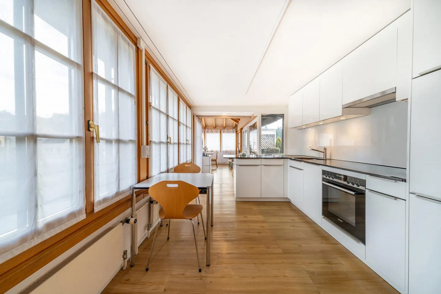 Élégance proche de la ville avec tranquillité de jardin - Photo 3 sur 4