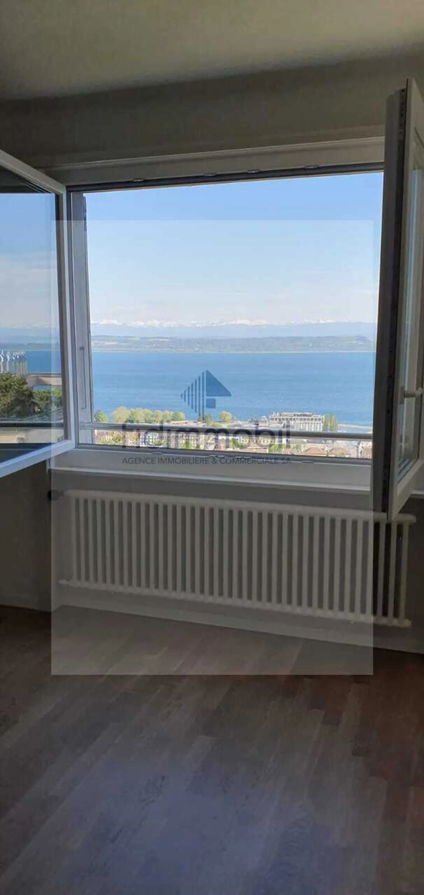 Spacious 5.5-room apartment with balcony and large garage - Photo 2 of 12
