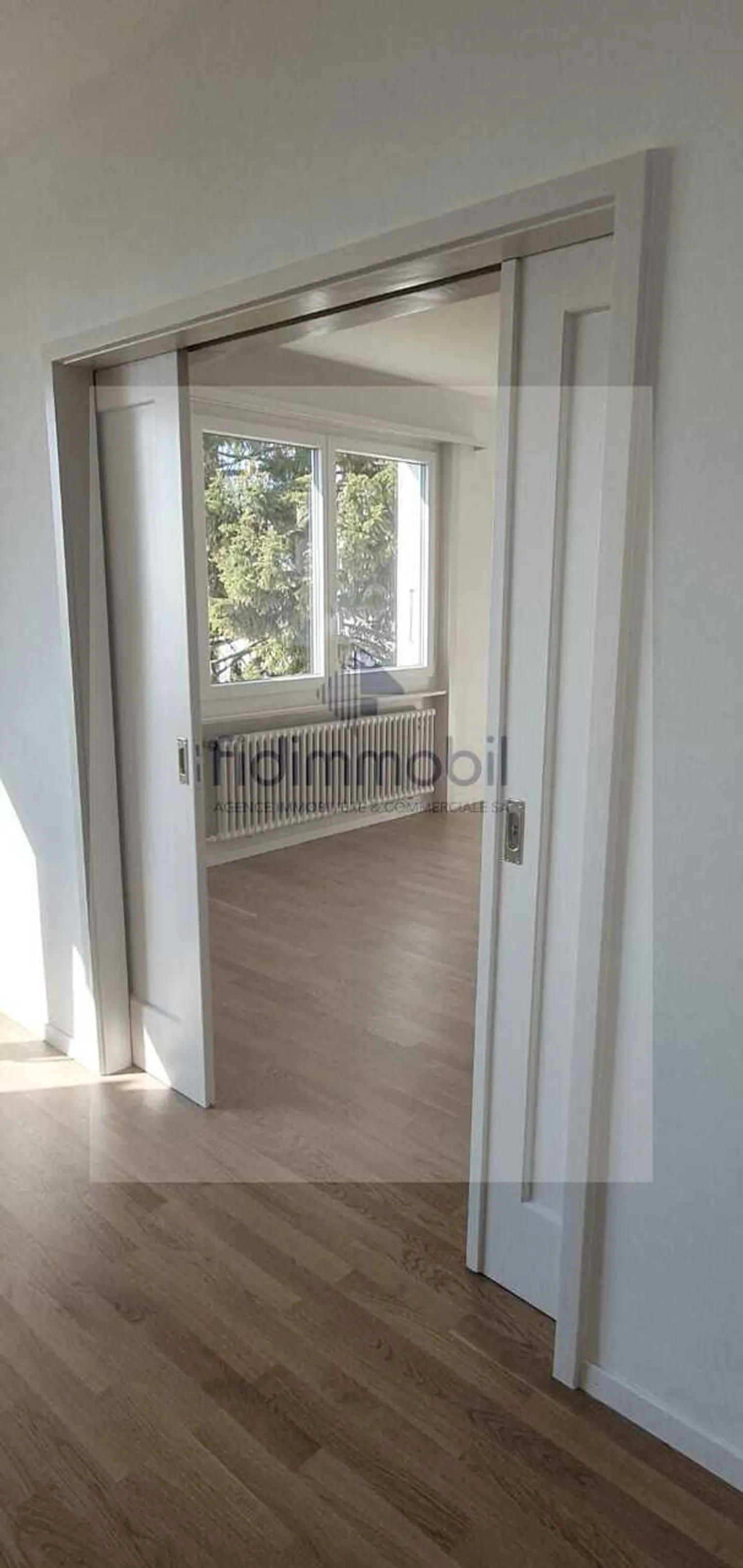 Spacious 5.5-room apartment with balcony and large garage - Photo 5 of 12