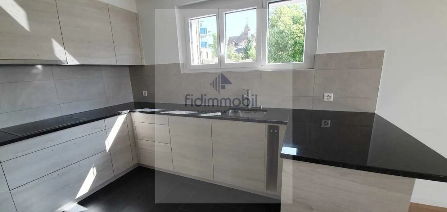 Spacious 5.5-room apartment with balcony and large garage - Photo 8 of 12