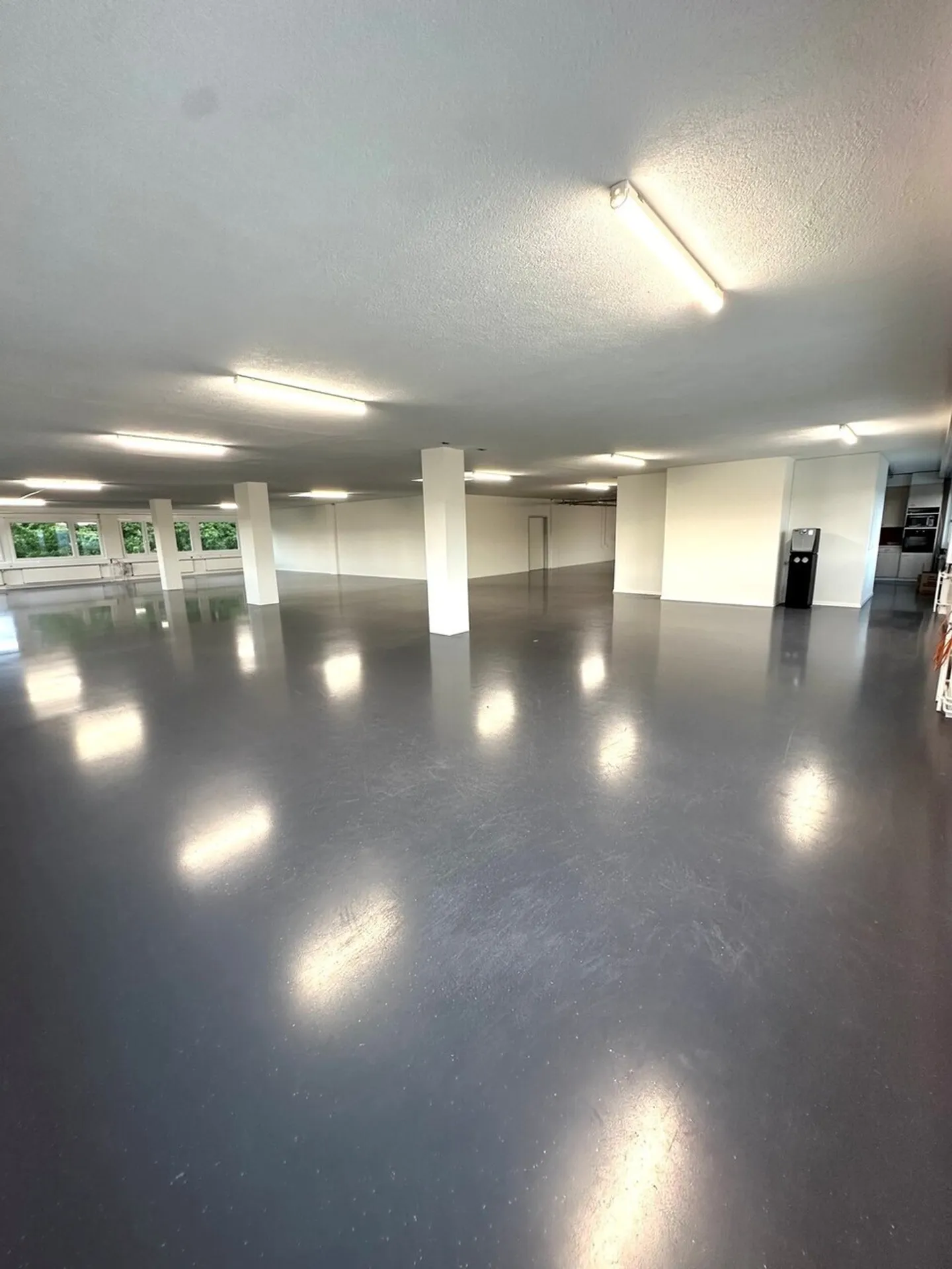 Versatile commercial property with goods lift directly on the premises - Photo 4 of 9