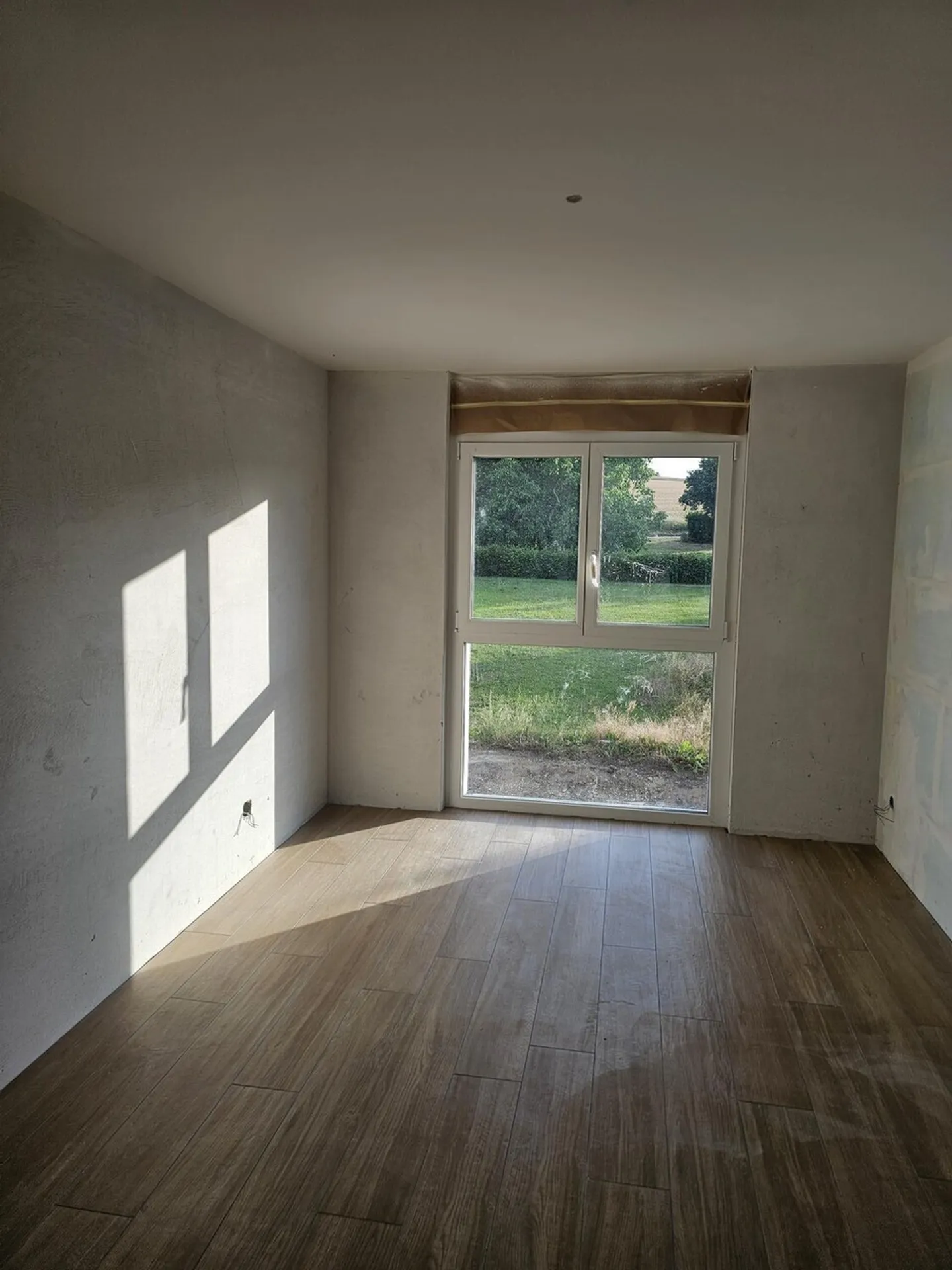 Modern Apartment with Balcony - Photo 2 of 5