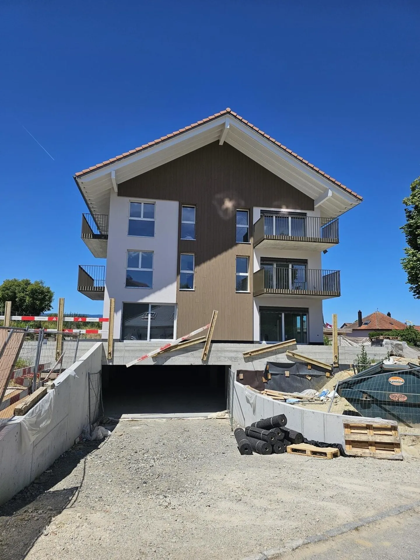 Modern Apartment with Balcony - Photo 3 of 5