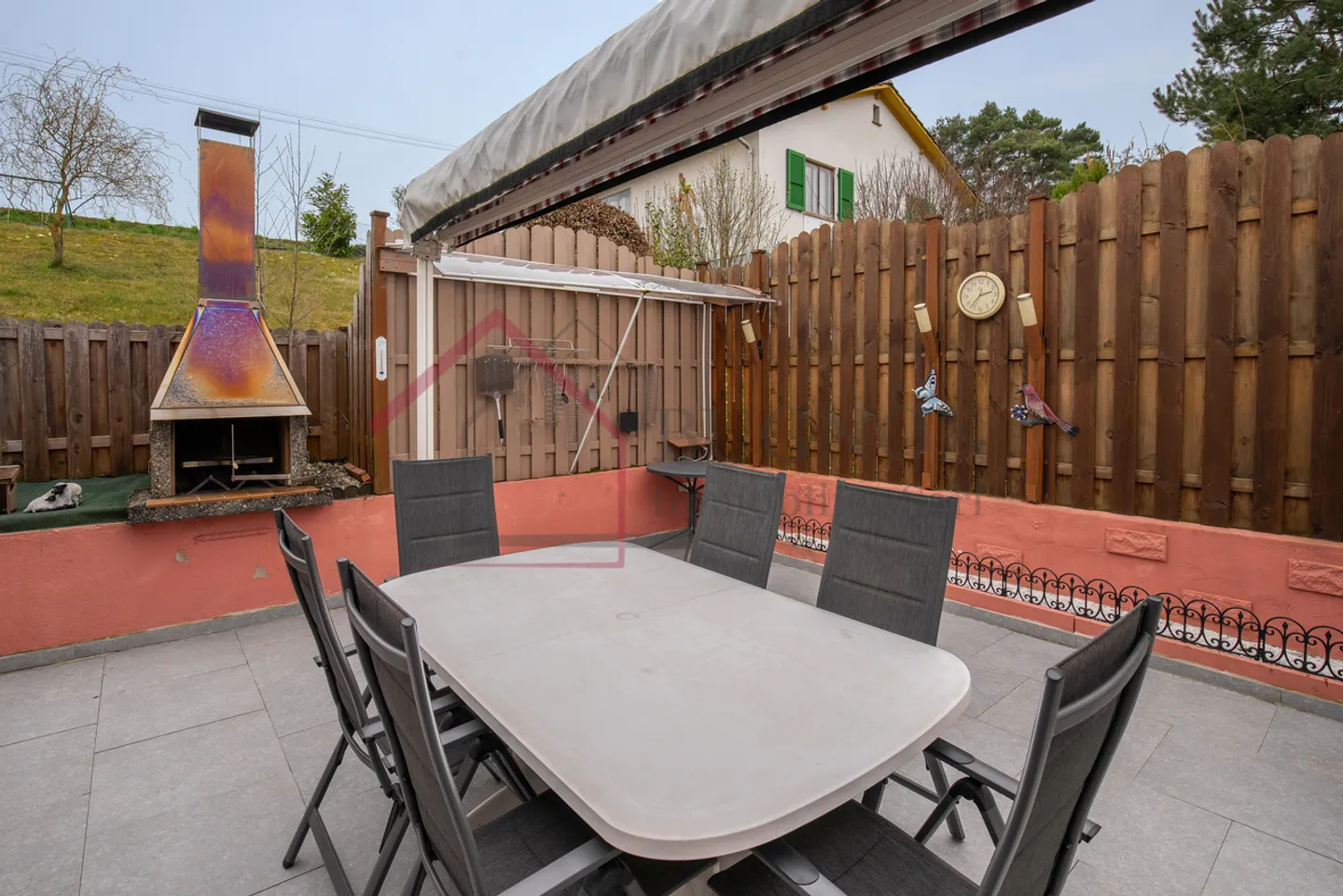 Villa familiare con terrazza, piscina e grande potenziale - Foto 16 di 19