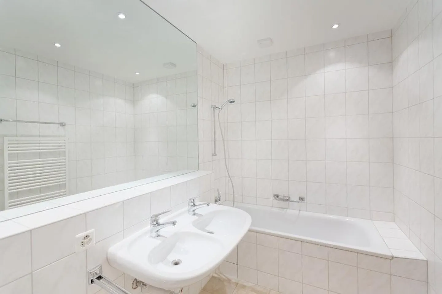 Spacious attic with generous roof terrace in Schlieren - Photo 9 of 12