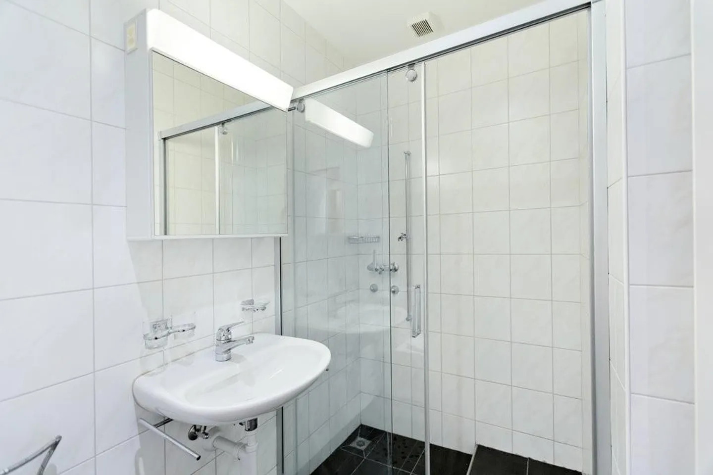 Spacious attic with generous roof terrace in Schlieren - Photo 10 of 12