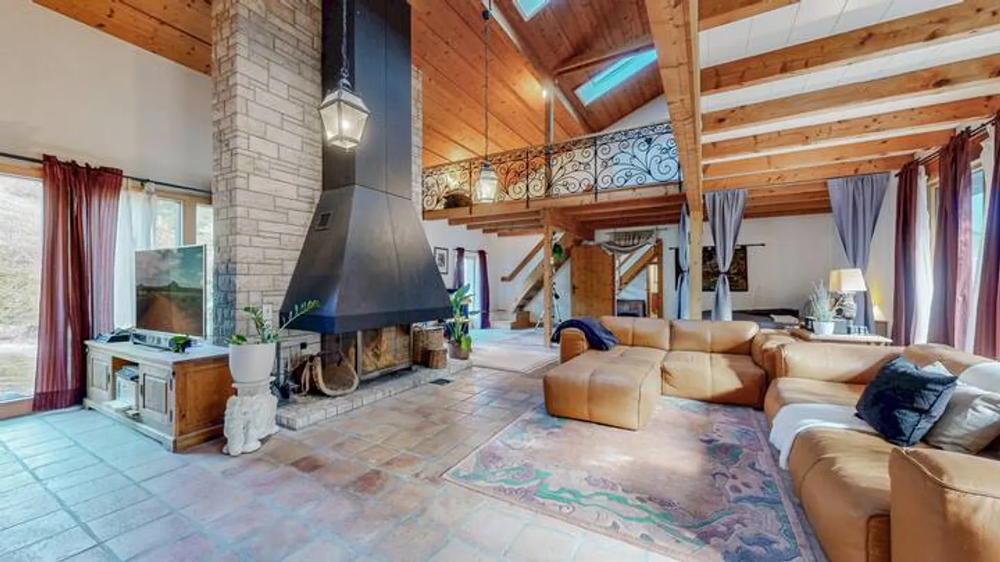Charming and Diverse - Multi-Generational House with Horse Stable - Photo 6 of 9