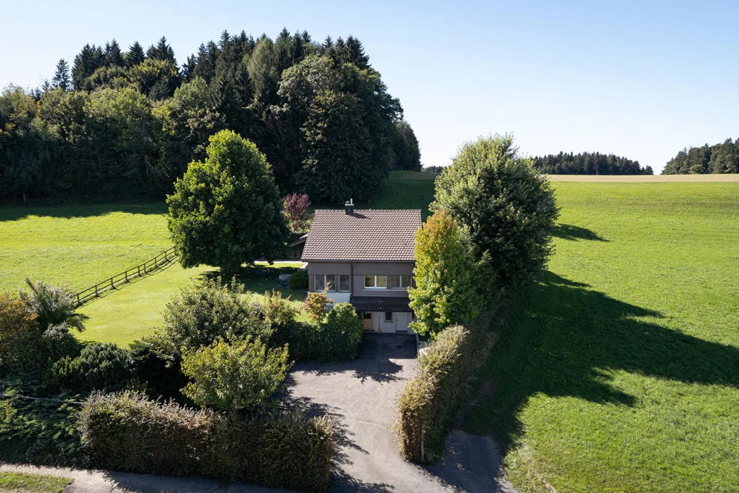 Affascinante casa di 5,5 stanze con vista unica e piscina interna - Foto 1 di 14