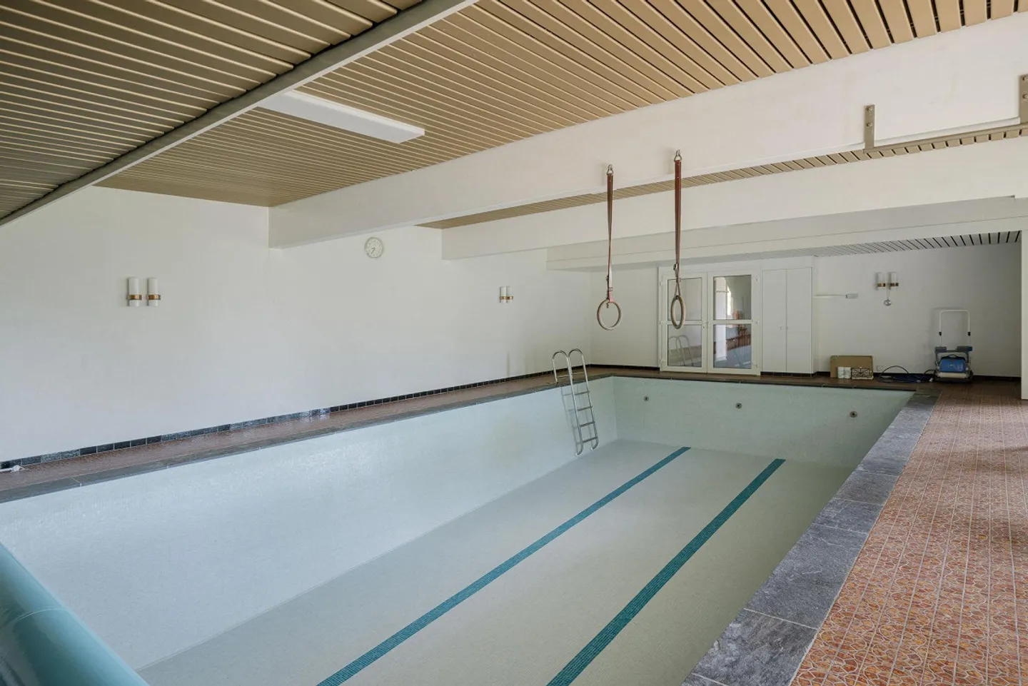 Affascinante casa di 5,5 stanze con vista unica e piscina interna - Foto 12 di 14