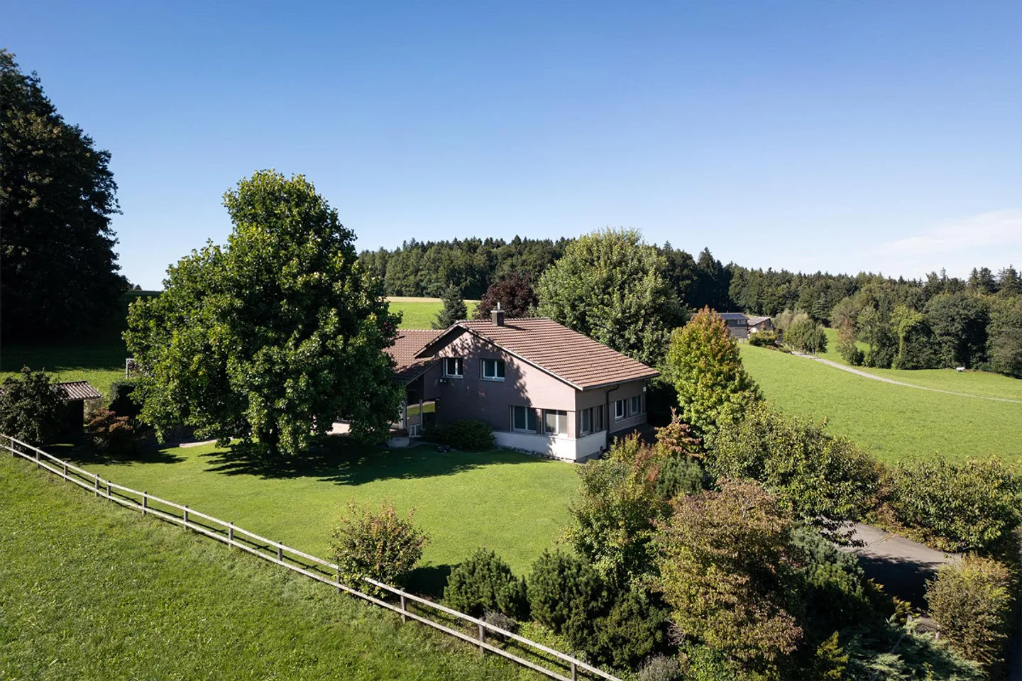 Affascinante casa di 5,5 stanze con vista unica e piscina interna - Foto 14 di 14