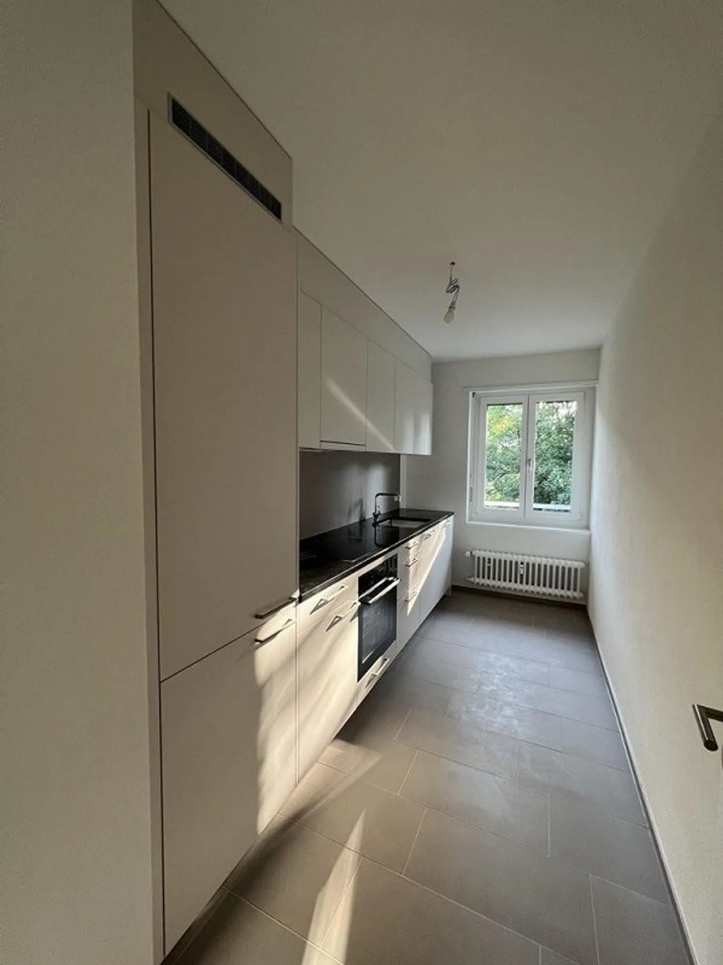 Appartement rénové dans le quartier de Gellert près de la gare SBB - Photo 3 sur 4