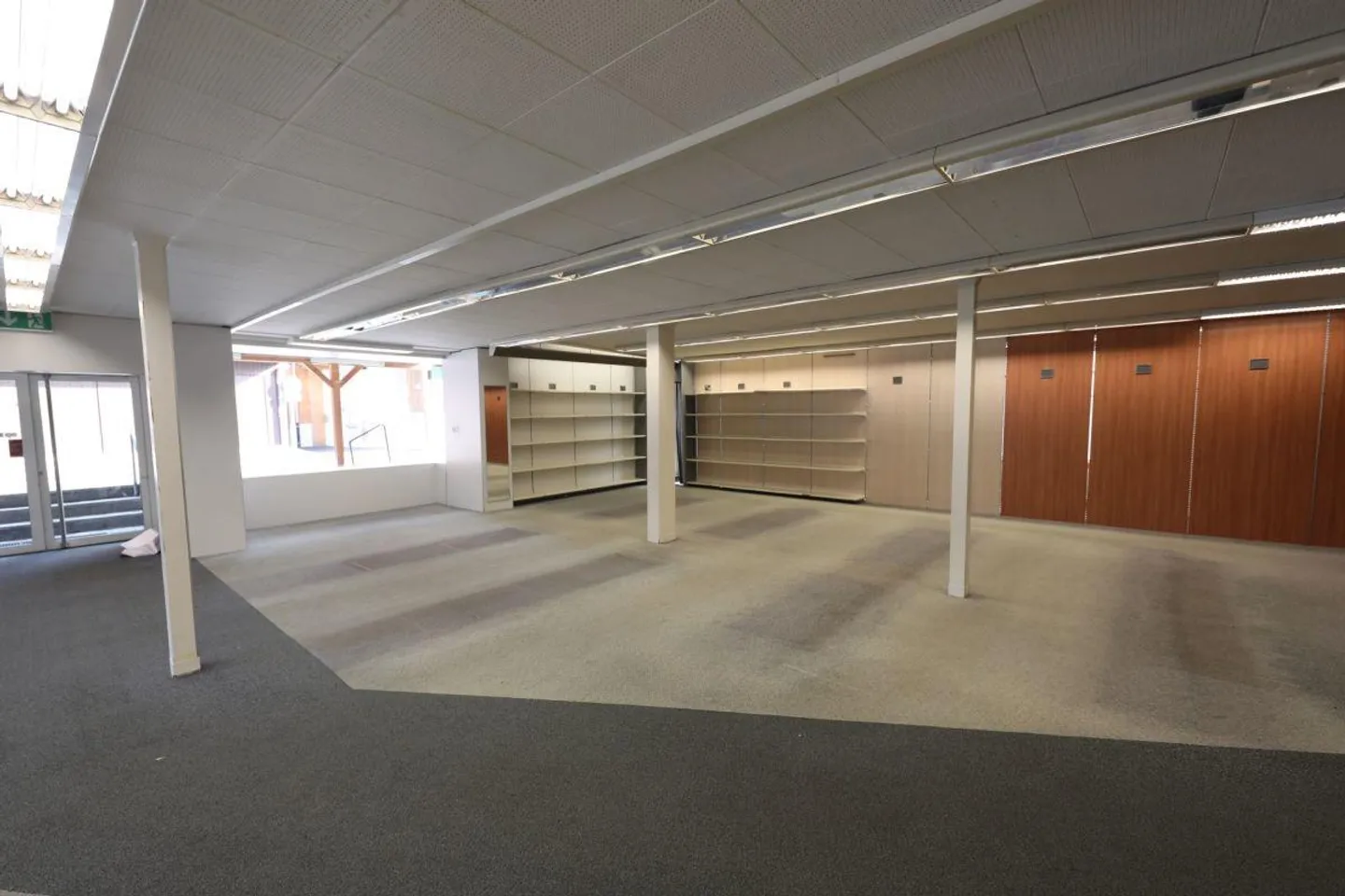 Grand espace commercial au rez-de-chaussée - Photo 7 sur 17