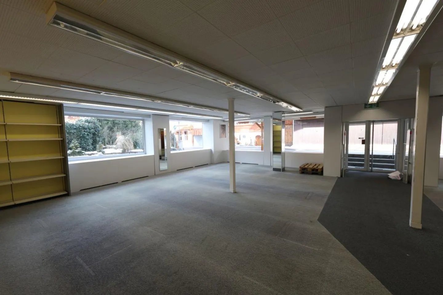 Grand espace commercial au rez-de-chaussée - Photo 8 sur 17