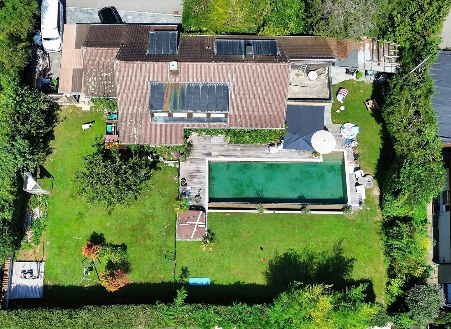 Emplacement de rêve/Paradis de jardin et de piscine/proximité immédiate de l'Aare/beaucoup de potentiel (expansion ou nouvelle construction) - Photo 3 sur 17