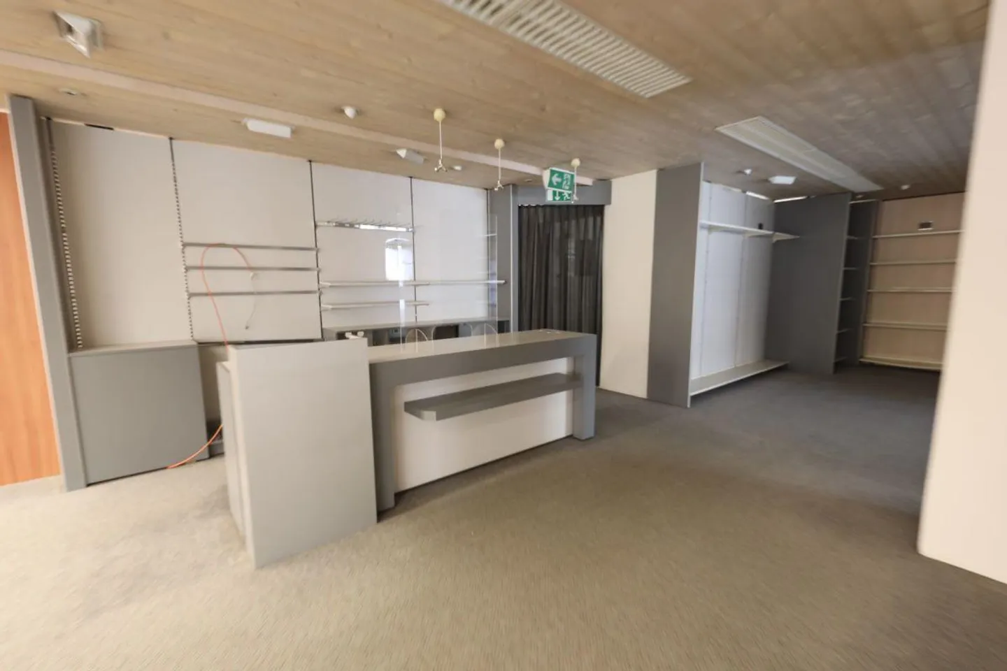 Grand espace commercial au rez-de-chaussée - Photo 10 sur 17