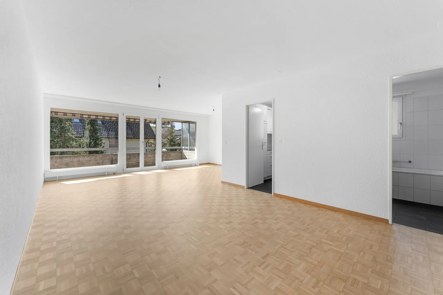 Appartement spacieux de 4,5 pièces avec balcon dans un emplacement central - Photo 1 sur 21