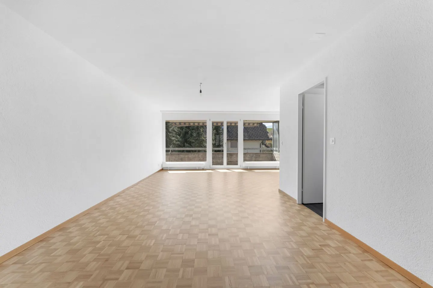 Appartement spacieux de 4,5 pièces avec balcon dans un emplacement central - Photo 2 sur 21