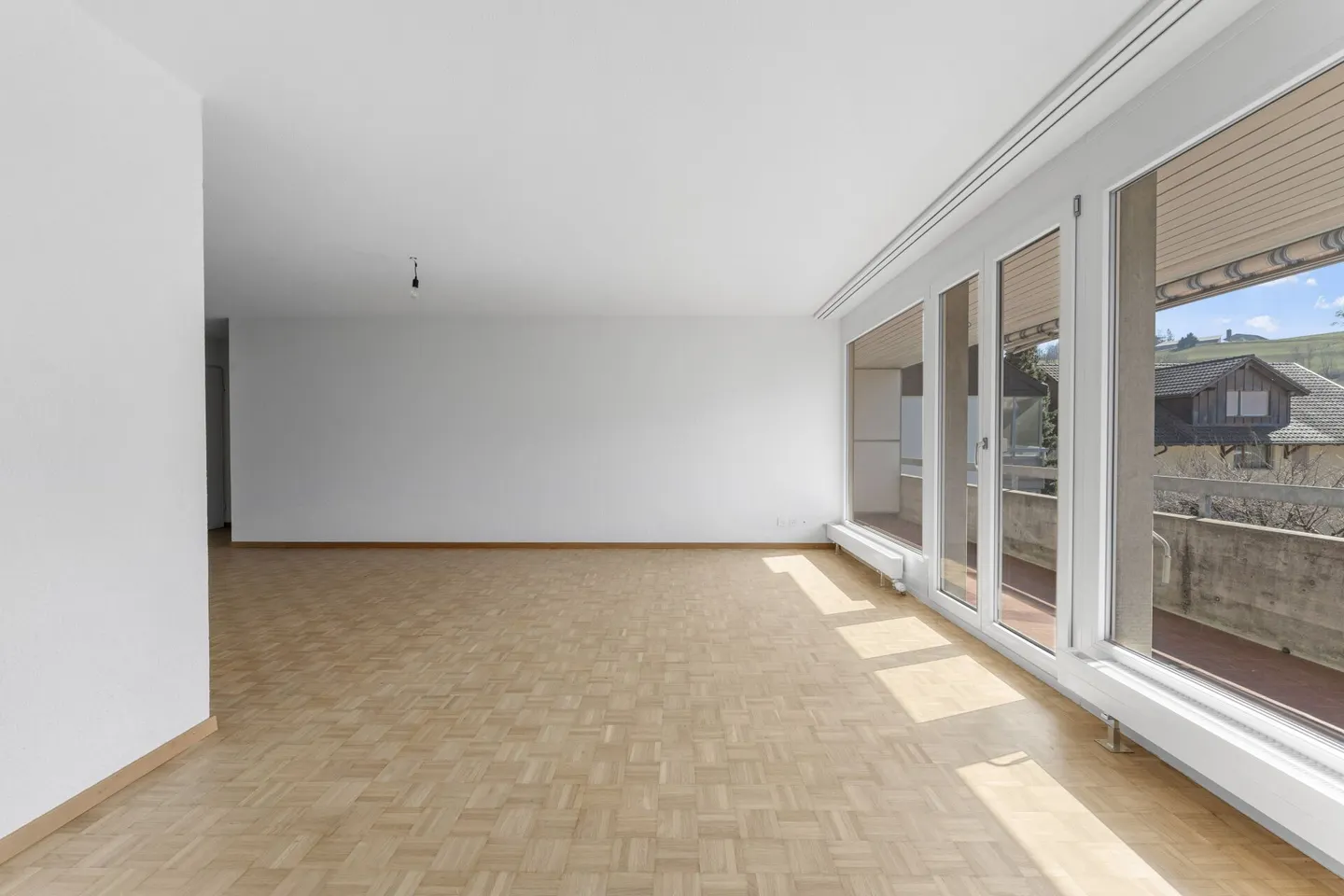 Appartement spacieux de 4,5 pièces avec balcon dans un emplacement central - Photo 4 sur 21