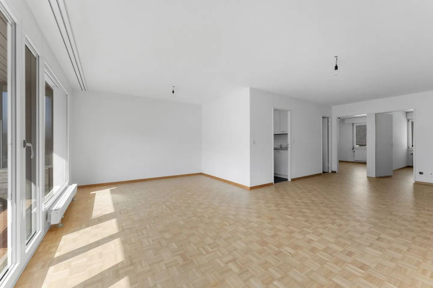 Appartement spacieux de 4,5 pièces avec balcon dans un emplacement central - Photo 3 sur 21