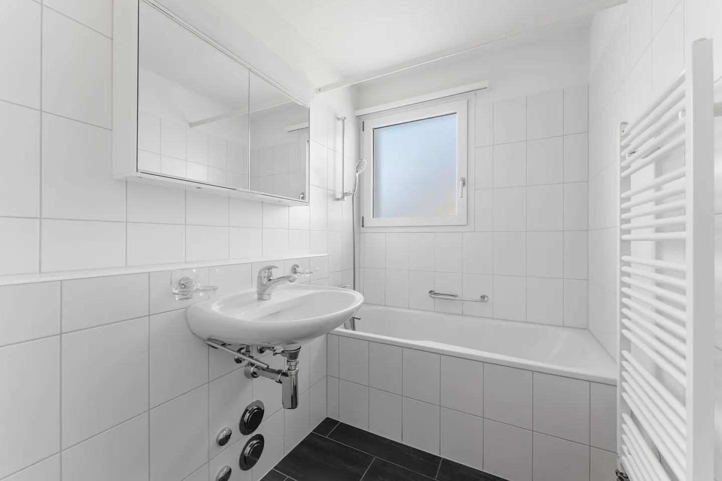 Appartement spacieux de 4,5 pièces avec balcon dans un emplacement central - Photo 14 sur 21