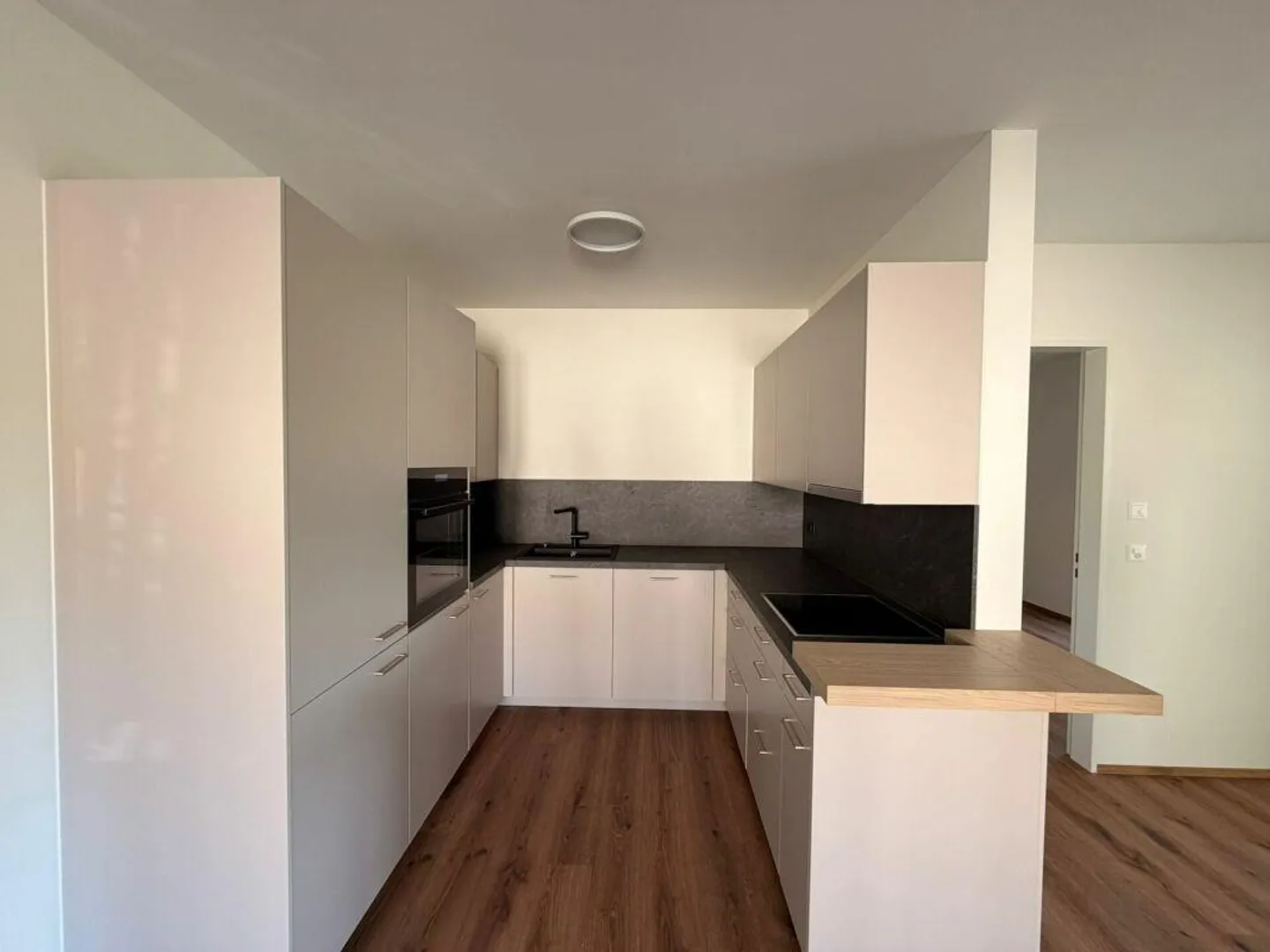 First occupancy: sunny 3.5 room apartment with a view in a quiet location - Photo 3 of 14