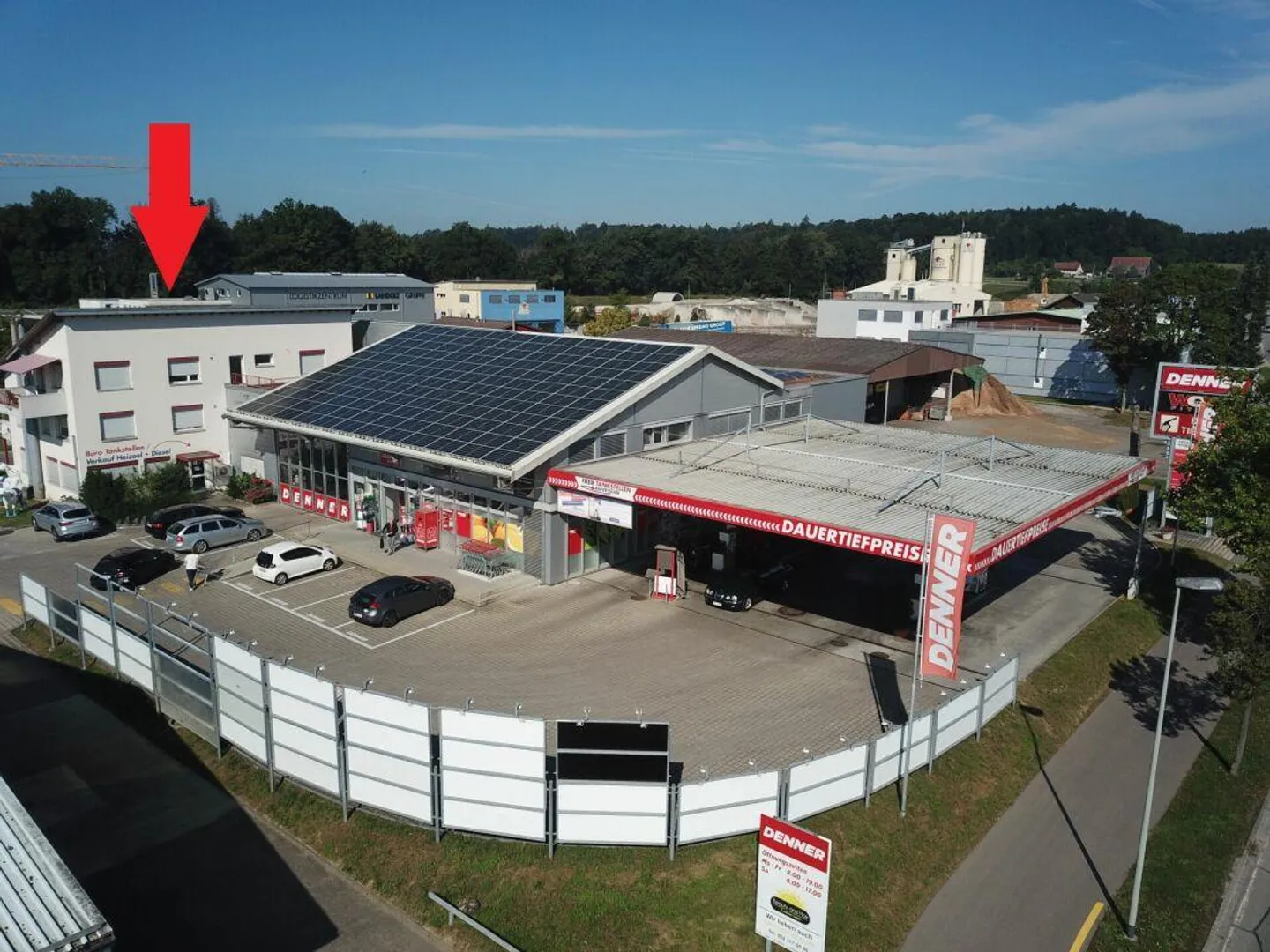 Bureaux et surfaces de cabinets à louer dans un emplacement de choix très fréquenté, avec 84 places de parking pour clients et locataires - Photo 1 sur 19
