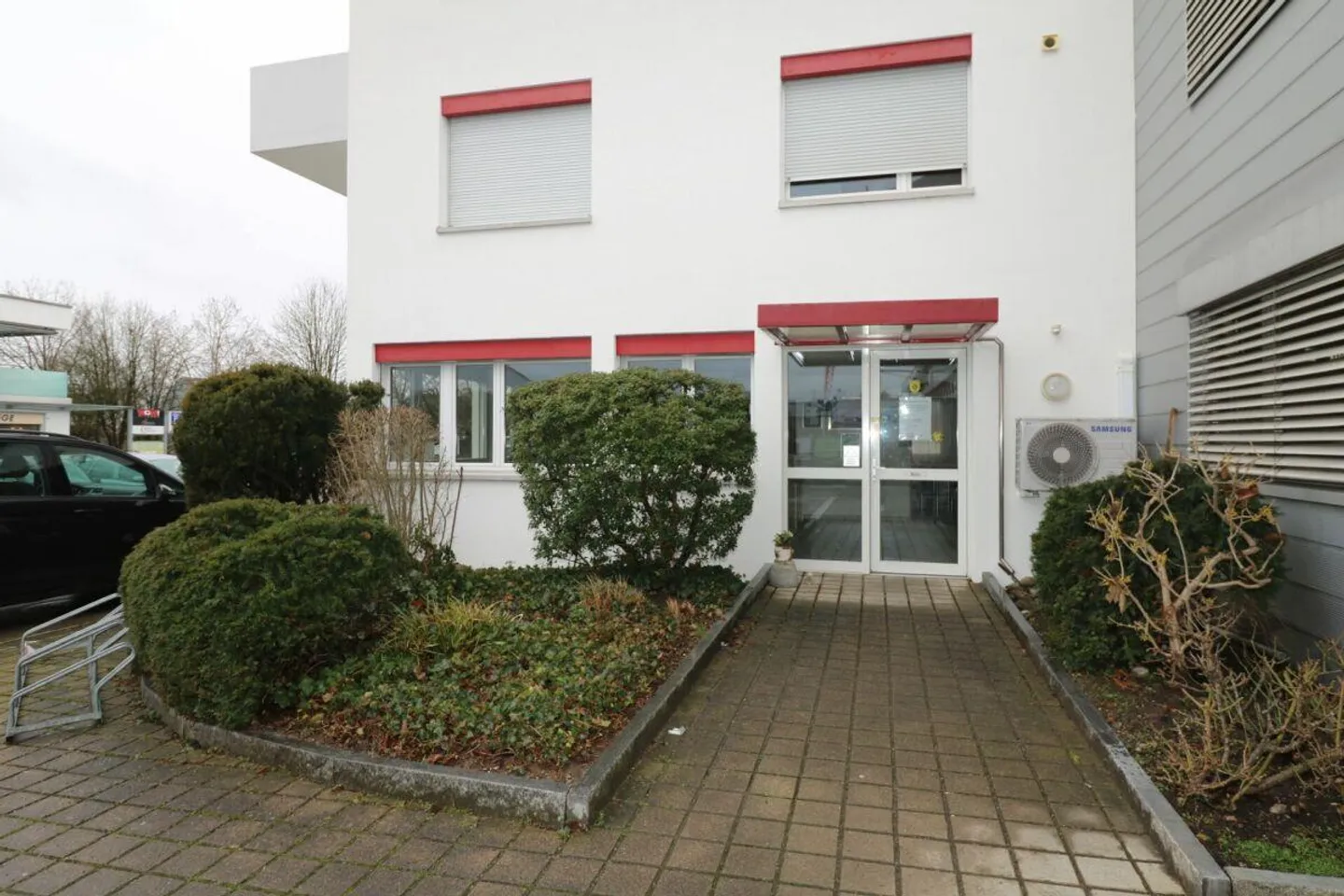 Bureaux et surfaces de cabinets à louer dans un emplacement de choix très fréquenté, avec 84 places de parking pour clients et locataires - Photo 2 sur 19