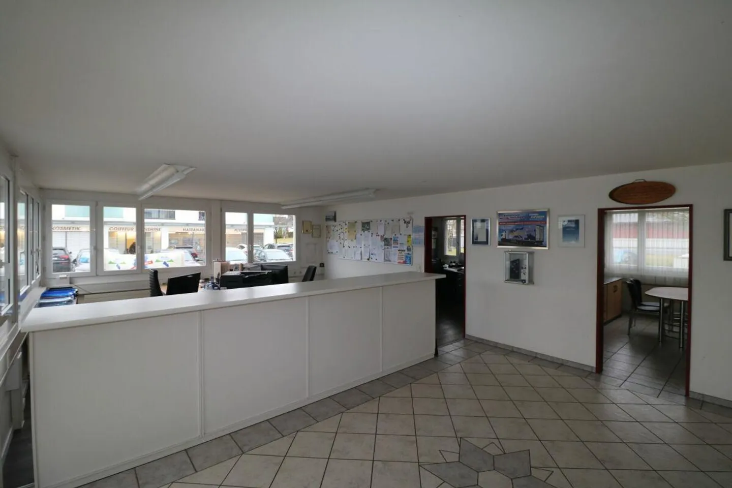 Bureaux et surfaces de cabinets à louer dans un emplacement de choix très fréquenté, avec 84 places de parking pour clients et locataires - Photo 3 sur 19