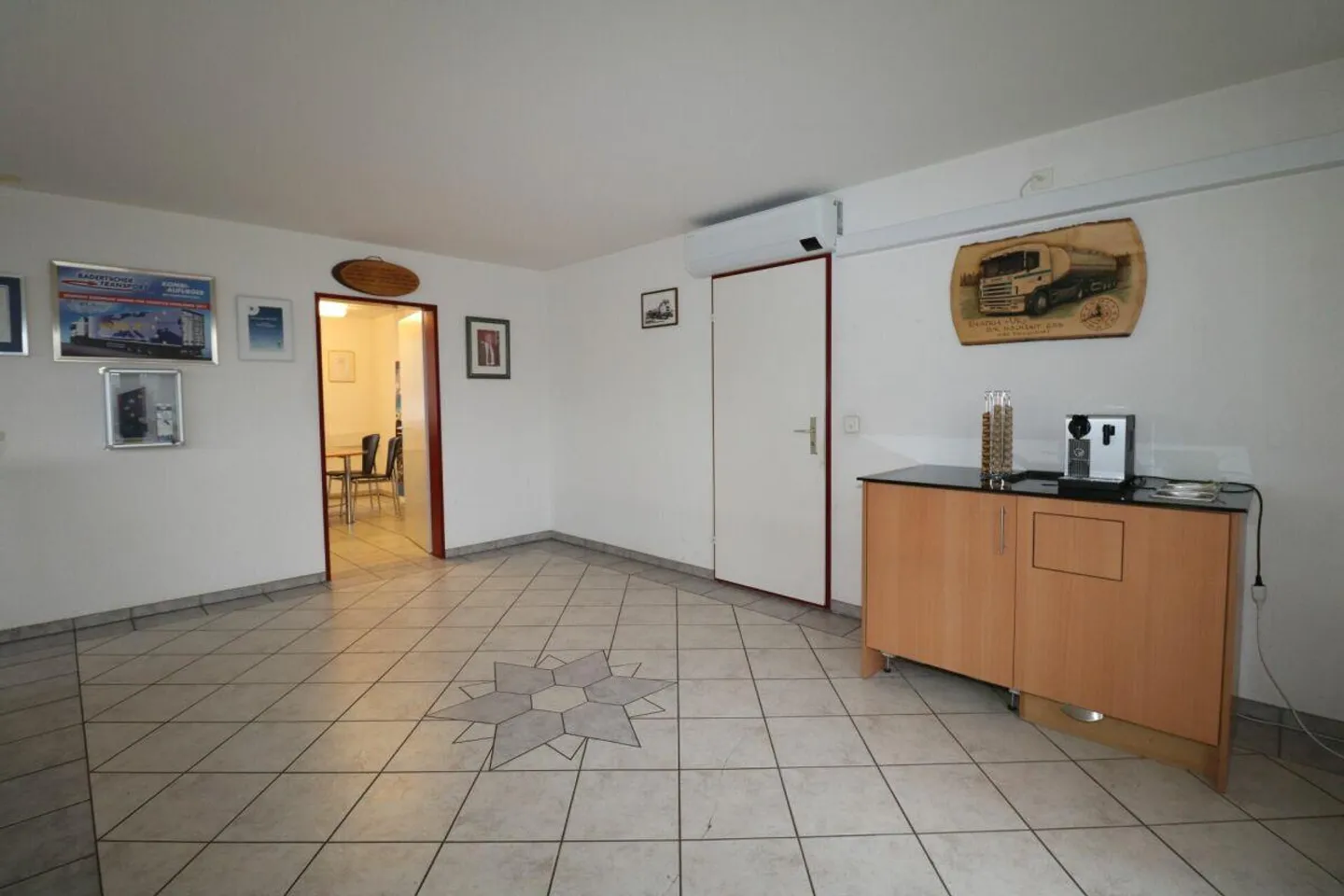 Bureaux et surfaces de cabinets à louer dans un emplacement de choix très fréquenté, avec 84 places de parking pour clients et locataires - Photo 4 sur 19