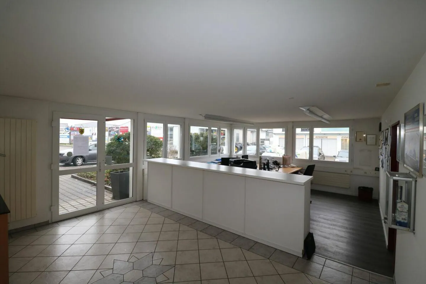 Bureaux et surfaces de cabinets à louer dans un emplacement de choix très fréquenté, avec 84 places de parking pour clients et locataires - Photo 5 sur 19