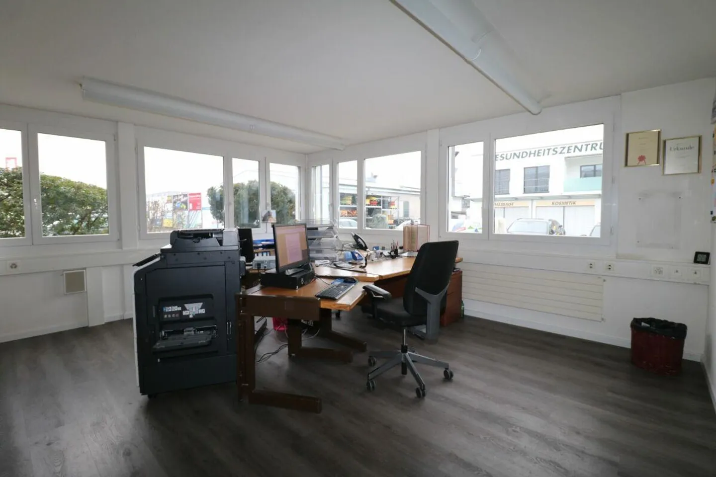 Bureaux et surfaces de cabinets à louer dans un emplacement de choix très fréquenté, avec 84 places de parking pour clients et locataires - Photo 6 sur 19