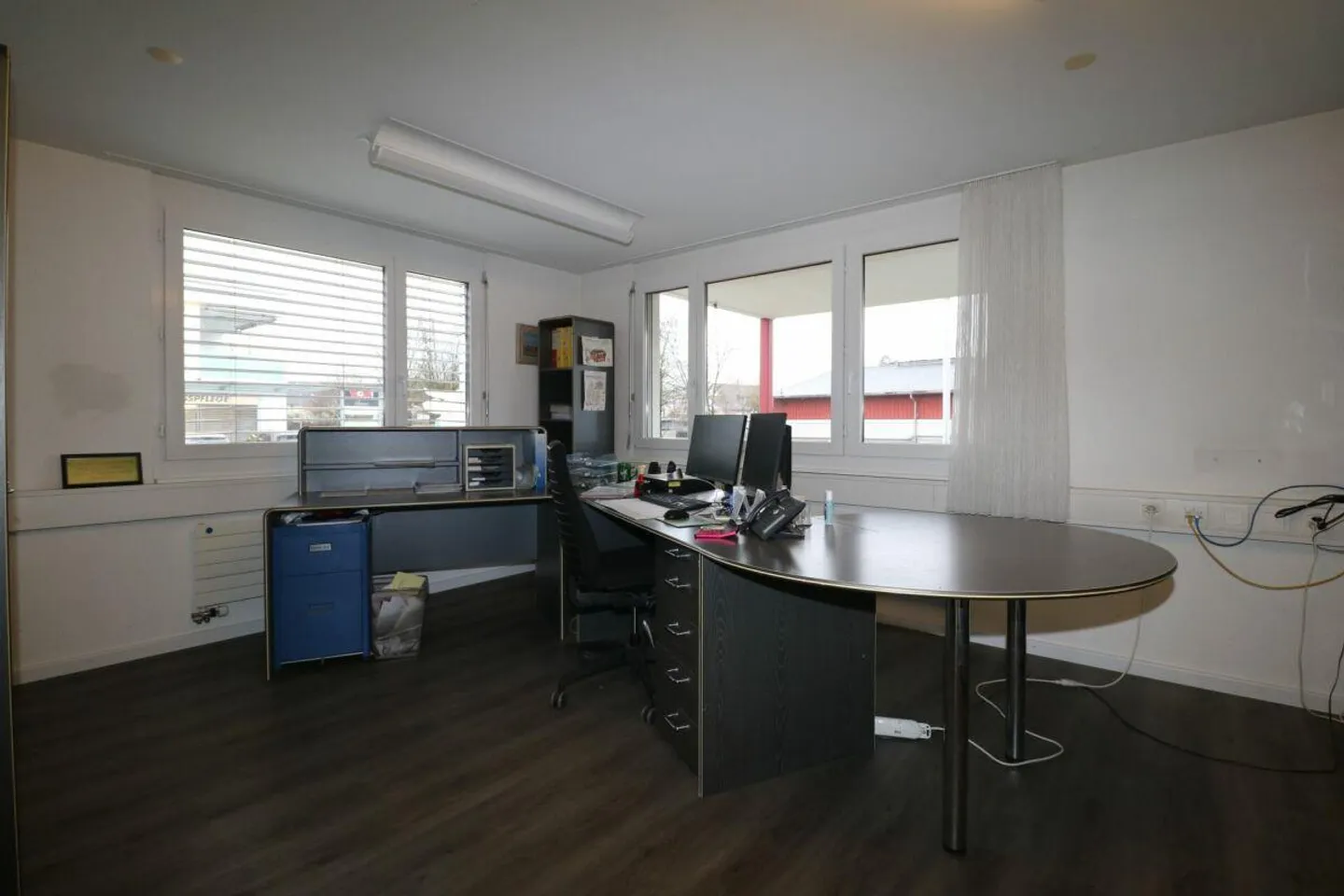 Bureaux et surfaces de cabinets à louer dans un emplacement de choix très fréquenté, avec 84 places de parking pour clients et locataires - Photo 7 sur 19