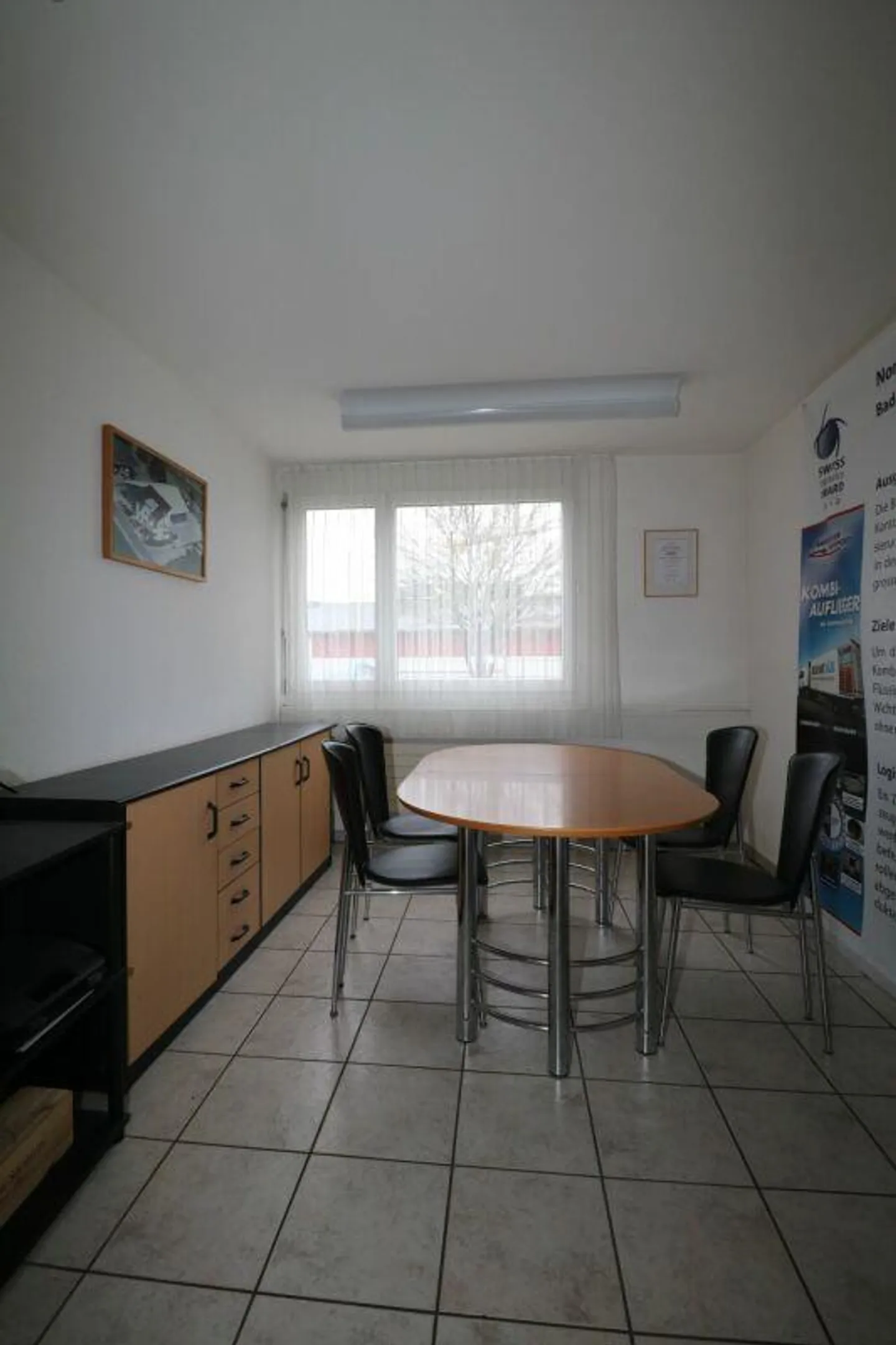 Bureaux et surfaces de cabinets à louer dans un emplacement de choix très fréquenté, avec 84 places de parking pour clients et locataires - Photo 8 sur 19
