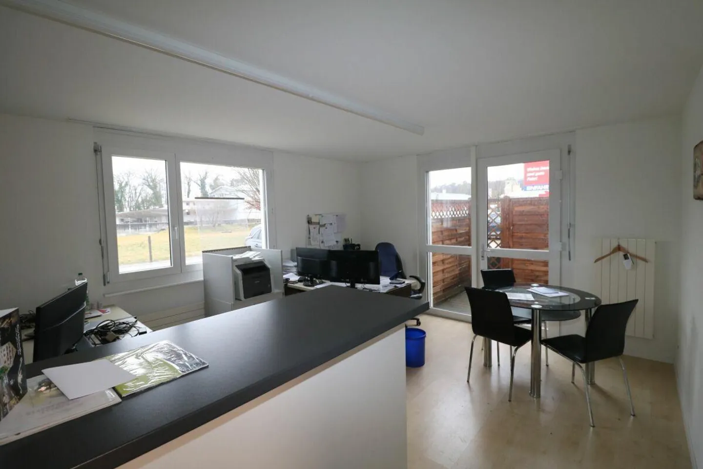 Bureaux et surfaces de cabinets à louer dans un emplacement de choix très fréquenté, avec 84 places de parking pour clients et locataires - Photo 9 sur 19