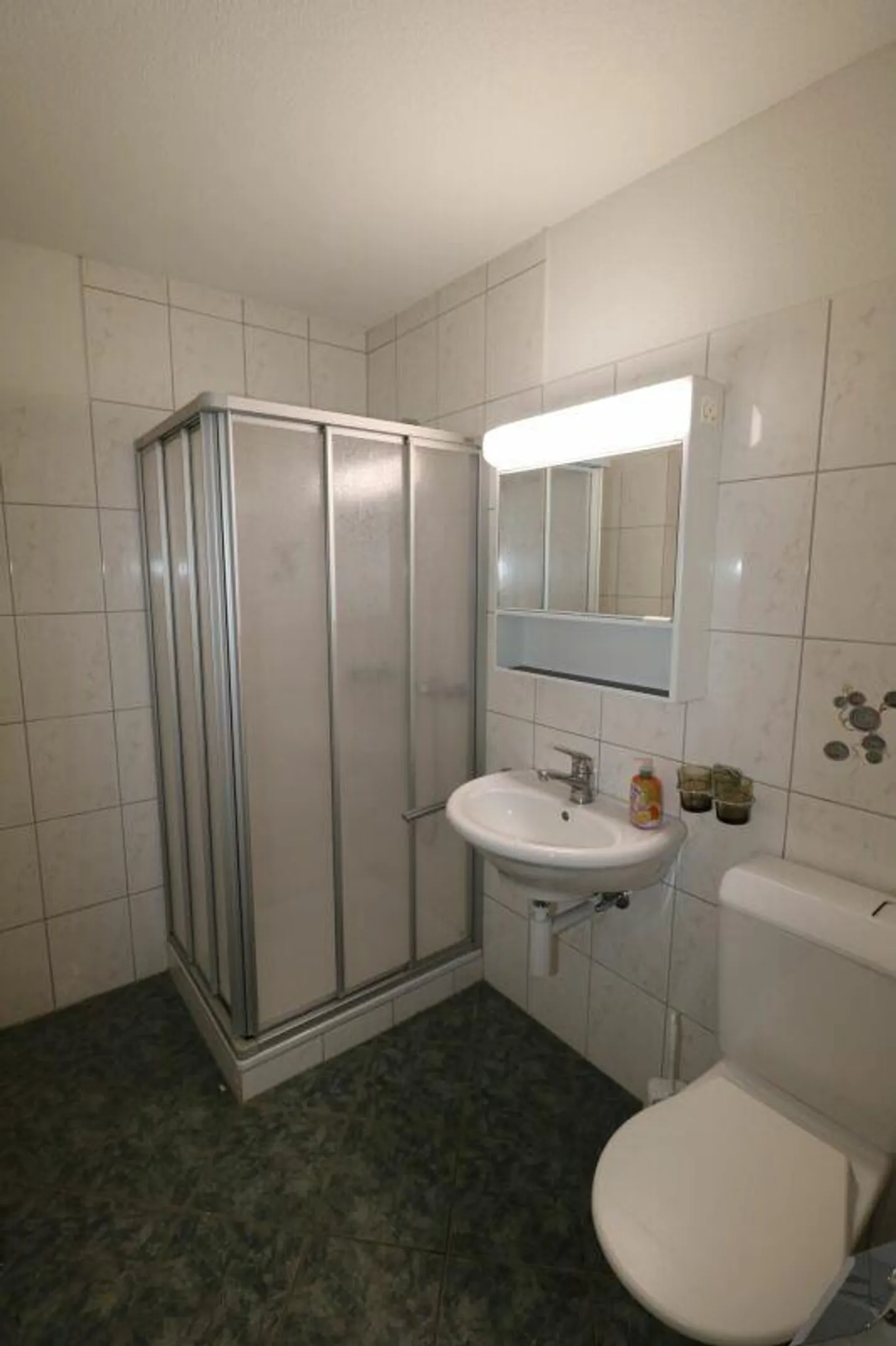 Bureaux et surfaces de cabinets à louer dans un emplacement de choix très fréquenté, avec 84 places de parking pour clients et locataires - Photo 12 sur 19