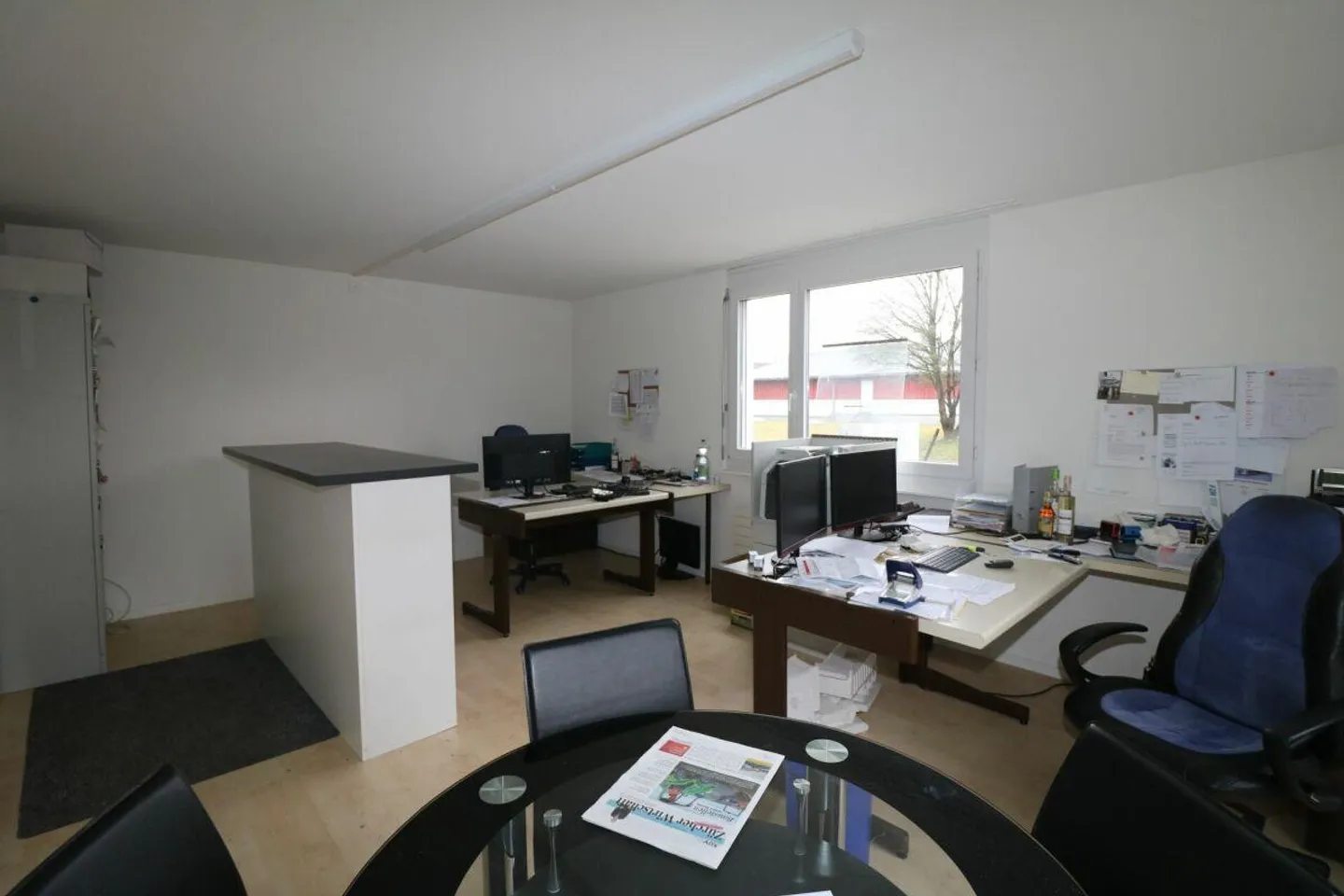 Bureaux et surfaces de cabinets à louer dans un emplacement de choix très fréquenté, avec 84 places de parking pour clients et locataires - Photo 10 sur 19