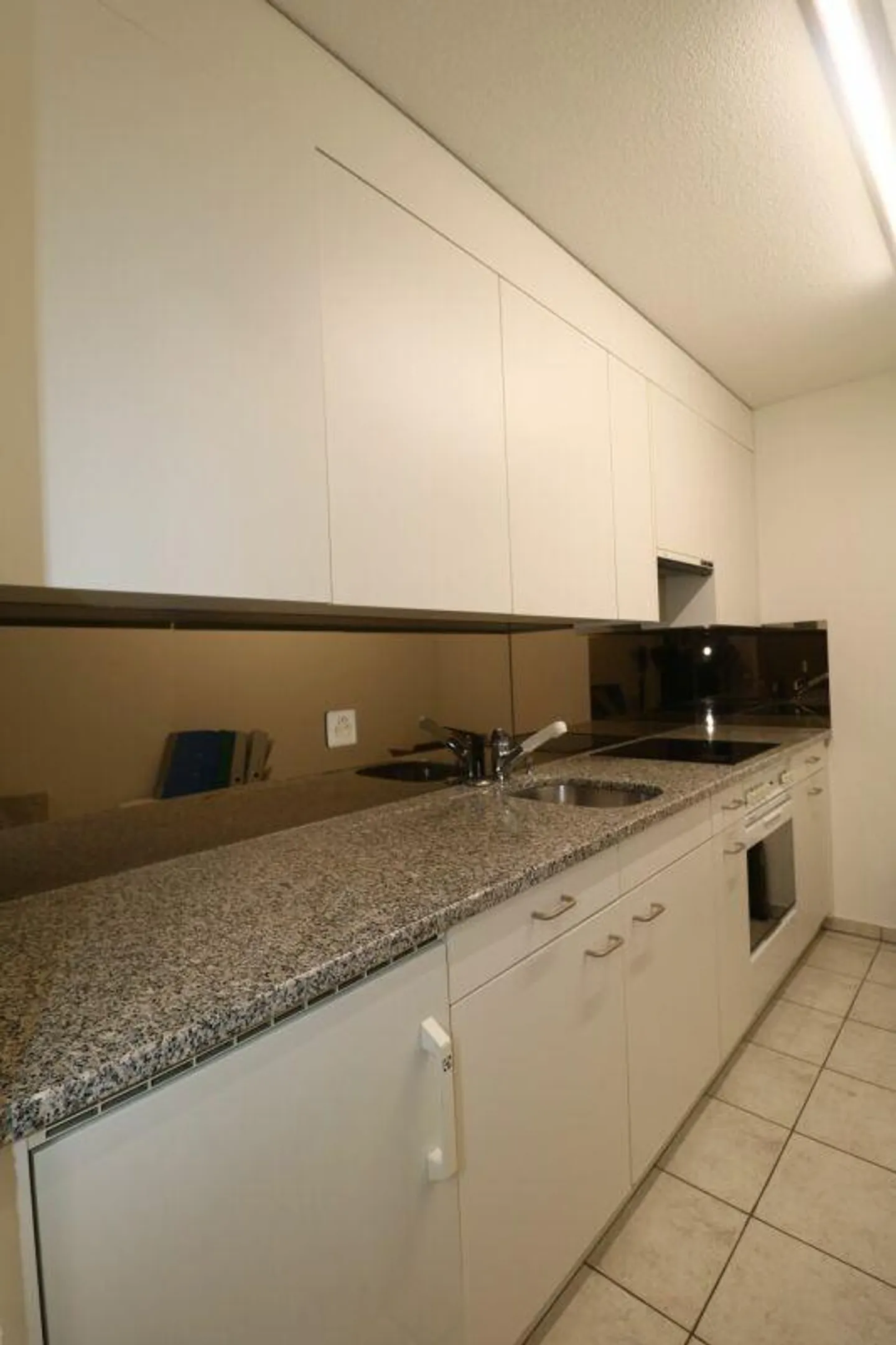 Bureaux et surfaces de cabinets à louer dans un emplacement de choix très fréquenté, avec 84 places de parking pour clients et locataires - Photo 11 sur 19